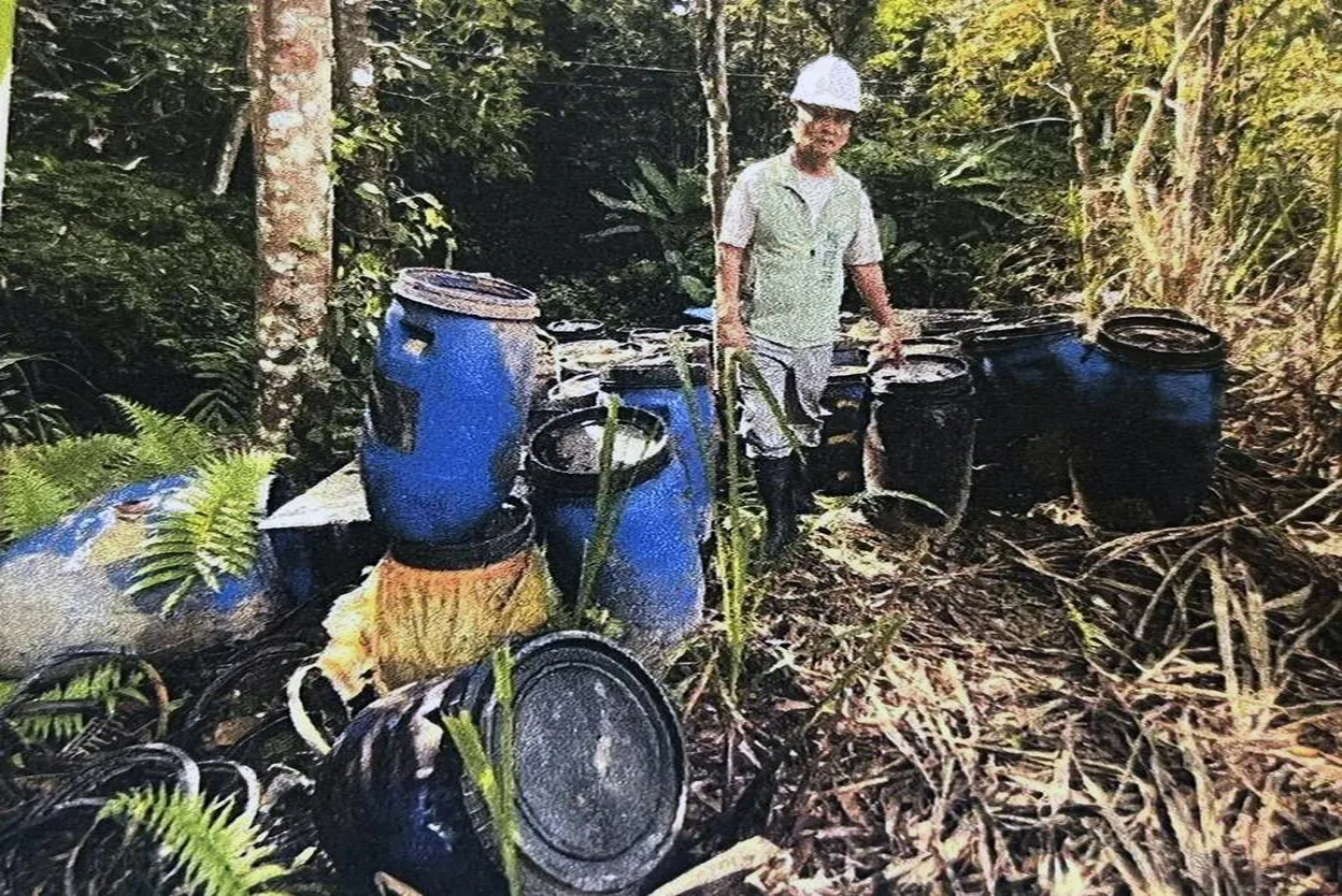橫山鄉上坪南昌橋遭棄物45桶不明廢液桶,至少5年以上。楊昌德提供
