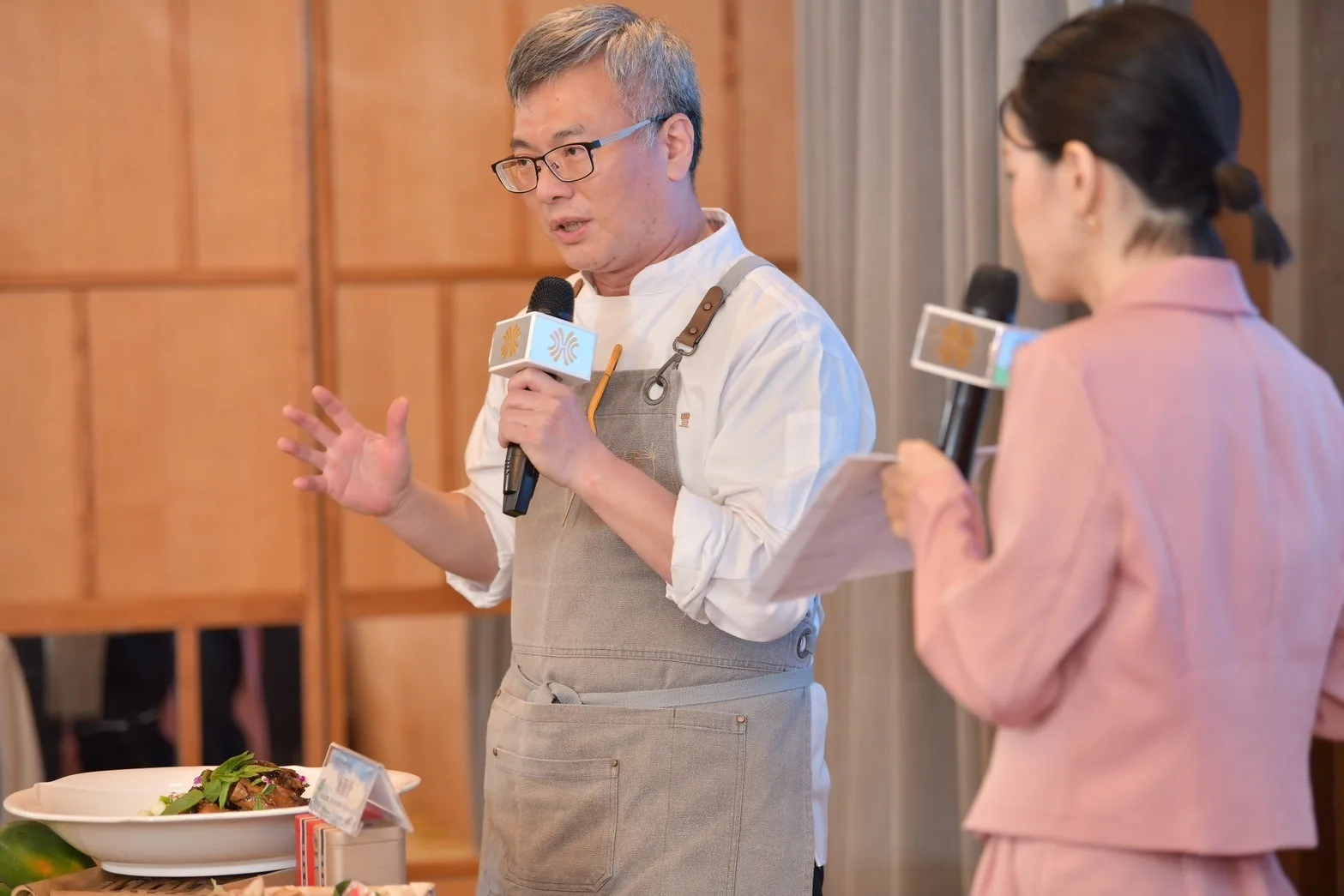 米其林主廚林祺豐介紹2024客家大地餐桌的料理研發。高市客委會提供