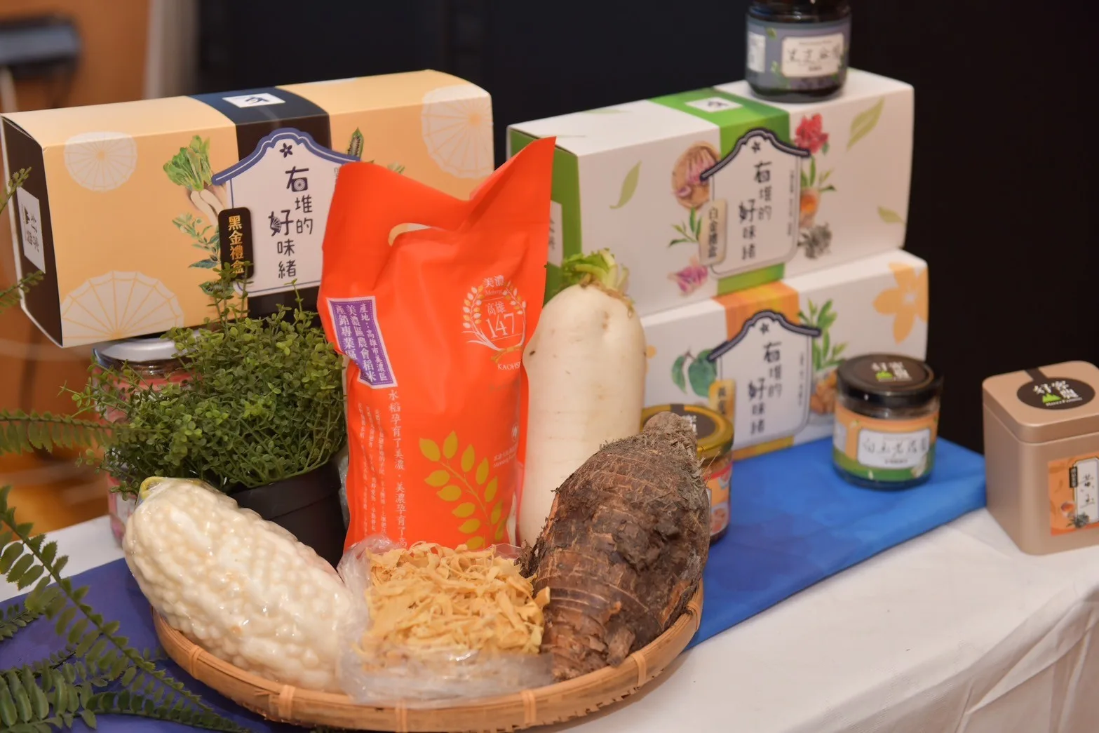 客家大地餐桌，客庄地區新鮮食材與客家醬料。高市客委會提供