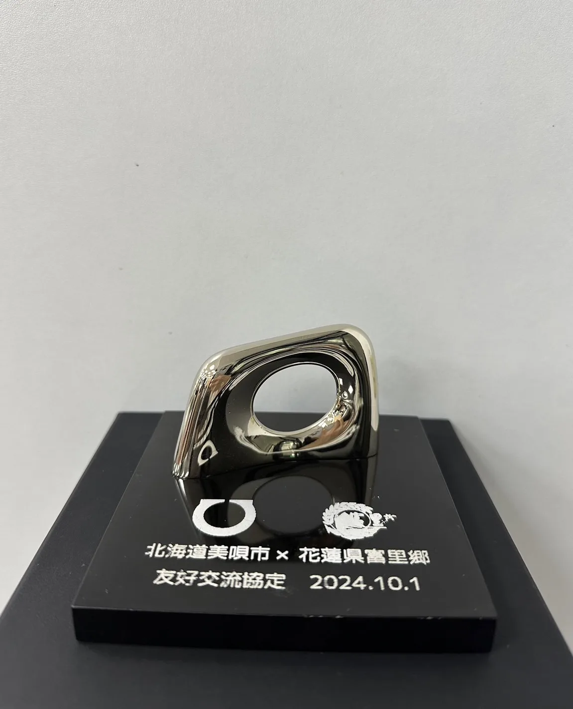 櫻井恒特別訂做石藝手工藝品，並印上雙方的代表徽章象徵「情比石堅」的深厚情誼。富里鄉公所提供