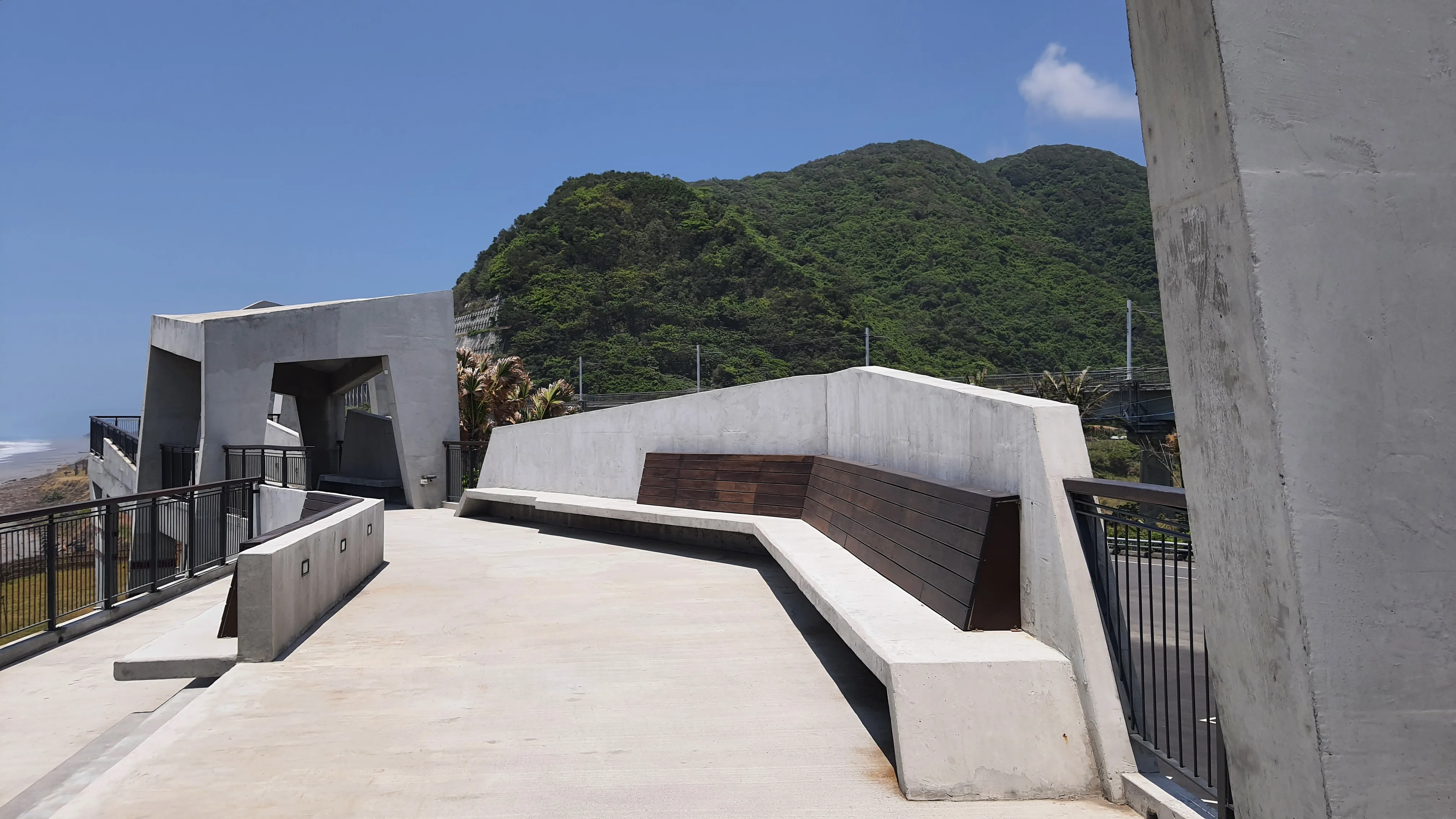 建築上層以通透欄杆搭配不規則的景觀立體平臺，兼具安全與美感。農業部農村發展及水土保持署提供