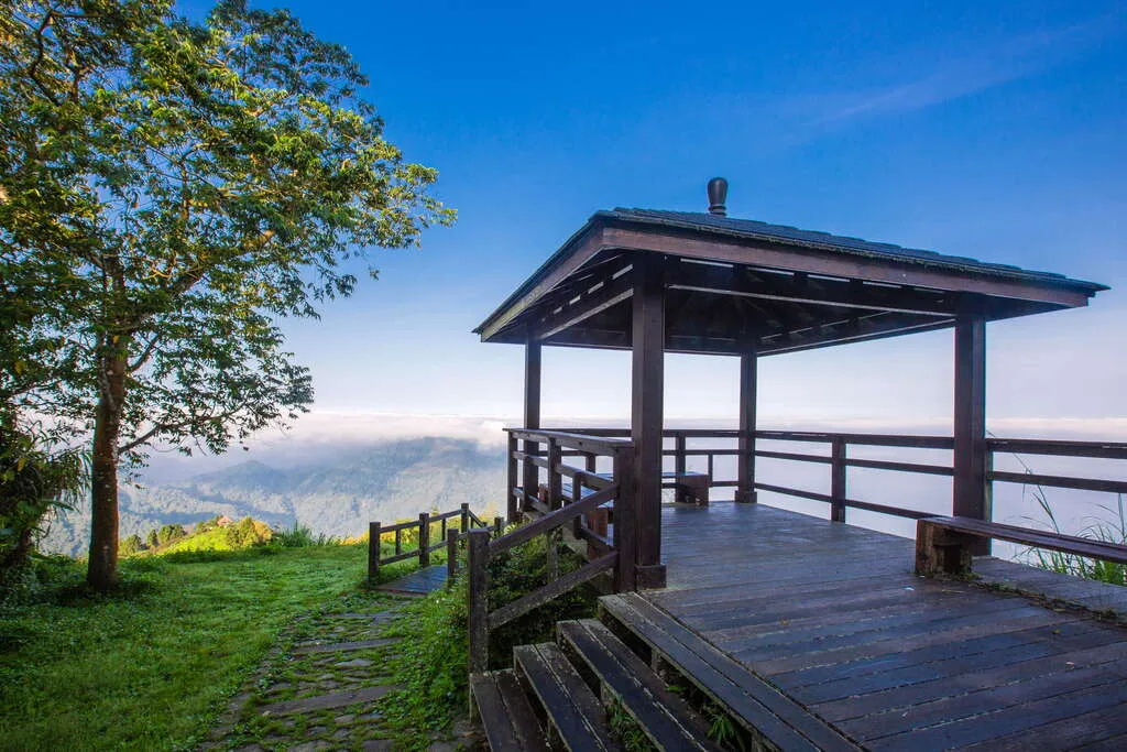 阿里山涼亭一年四季可眺望不同美景。嘉義縣政府提供