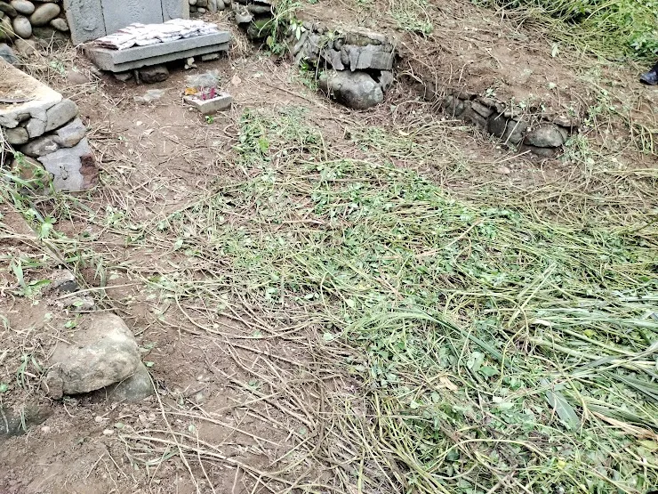 數年前十四命公墓遭到外圍私有地主破壞，呂氏後人只好以現代工法予以修復，照片左方可見到水泥與磚塊的修補痕跡。