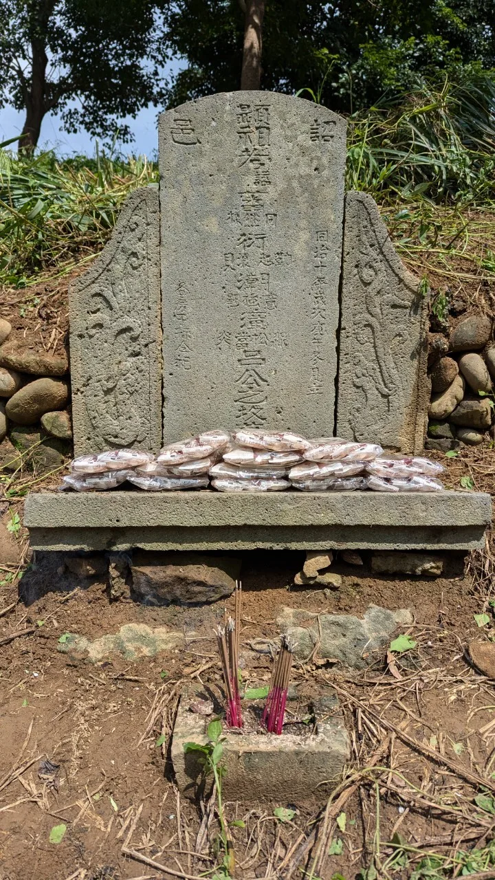 十四命公的墓桌與香爐都是古老的石材工藝品，距今超過150年歷史。