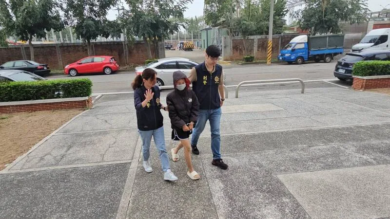 警方先查獲協助接應的女犯嫌，15日中午將男子追緝到案，經查2人在越南為夫妻，因缺錢鋌而走險。警方提供