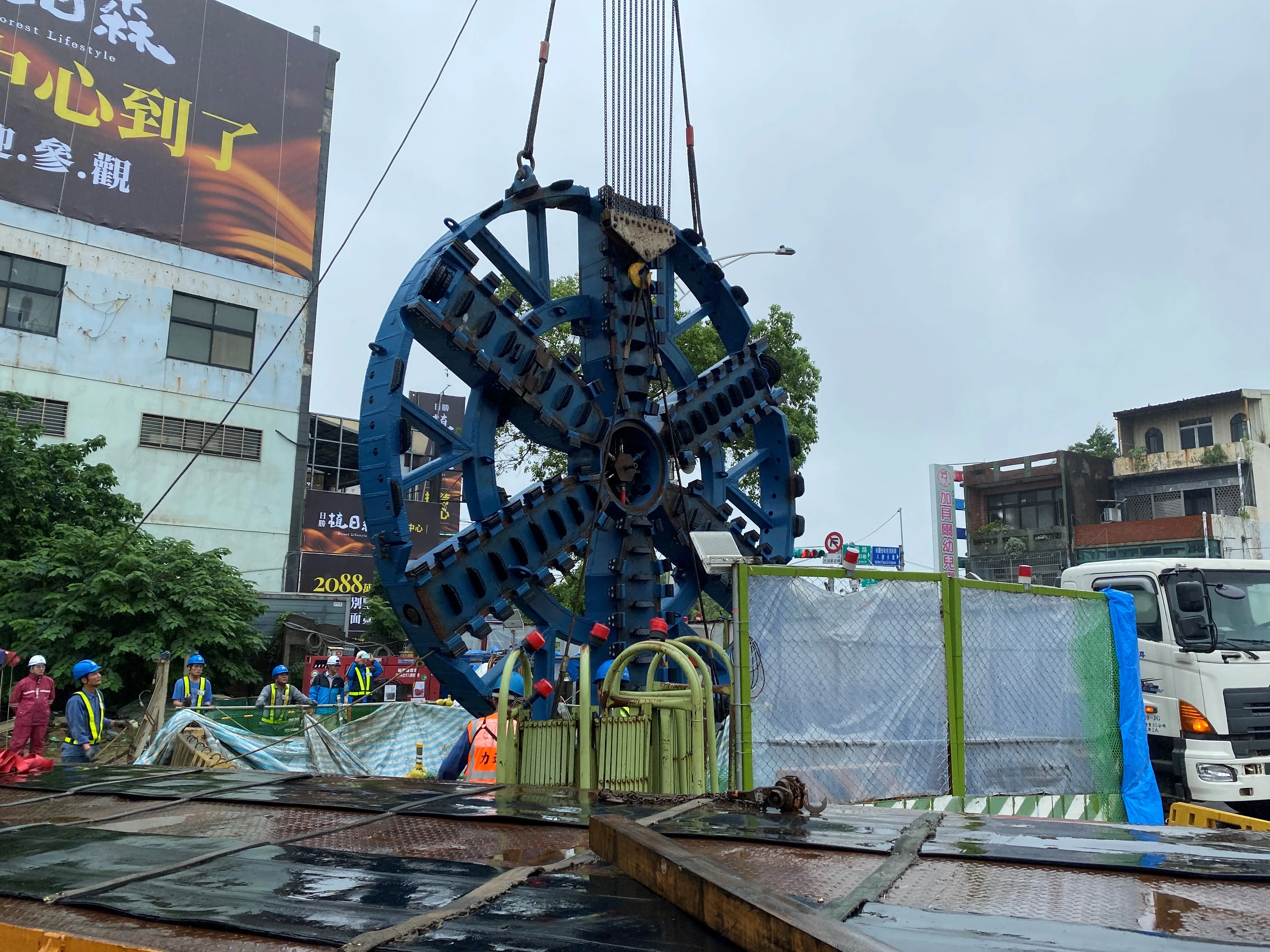 開設工作井更換新切刃盤。桃園捷工局提供