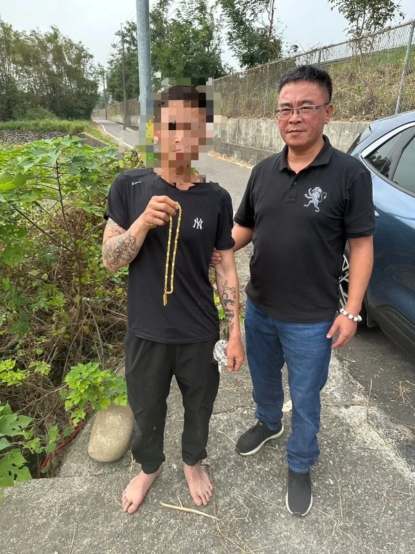苗栗有越南籍失聯男移工（左）搶走金項鍊及墜飾後逃逸。警方15日中午追緝到案。警方提供