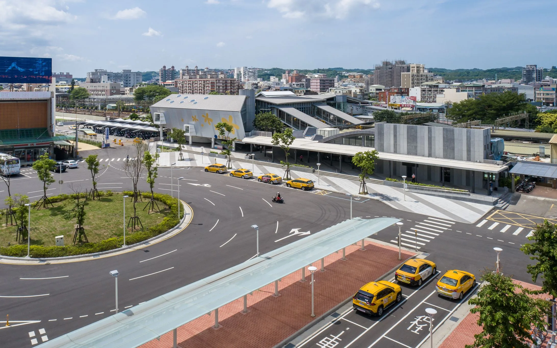 台鐵苗栗車站勇奪金路獎台鐵場環境類第一名。苗縣府提供