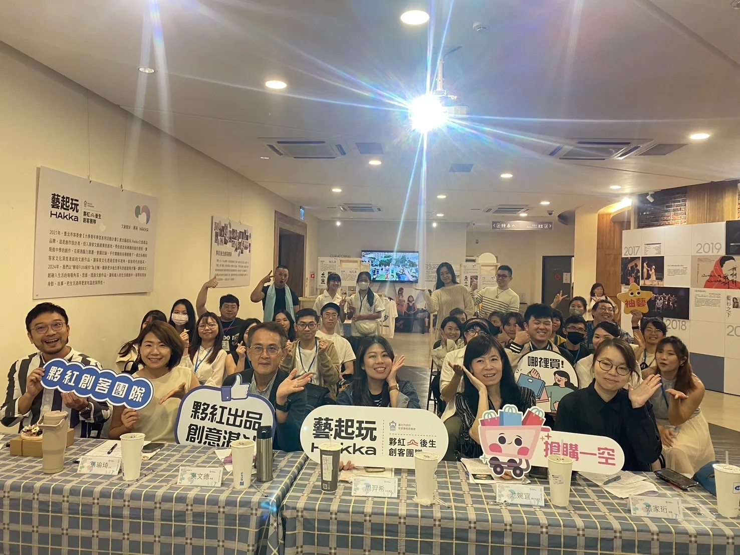 夥紅後生創客團隊由一群具有工藝、藍染、花藝、客家花帶編織技藝、桌遊設計等長才的後生人所組成。北市客委會提供