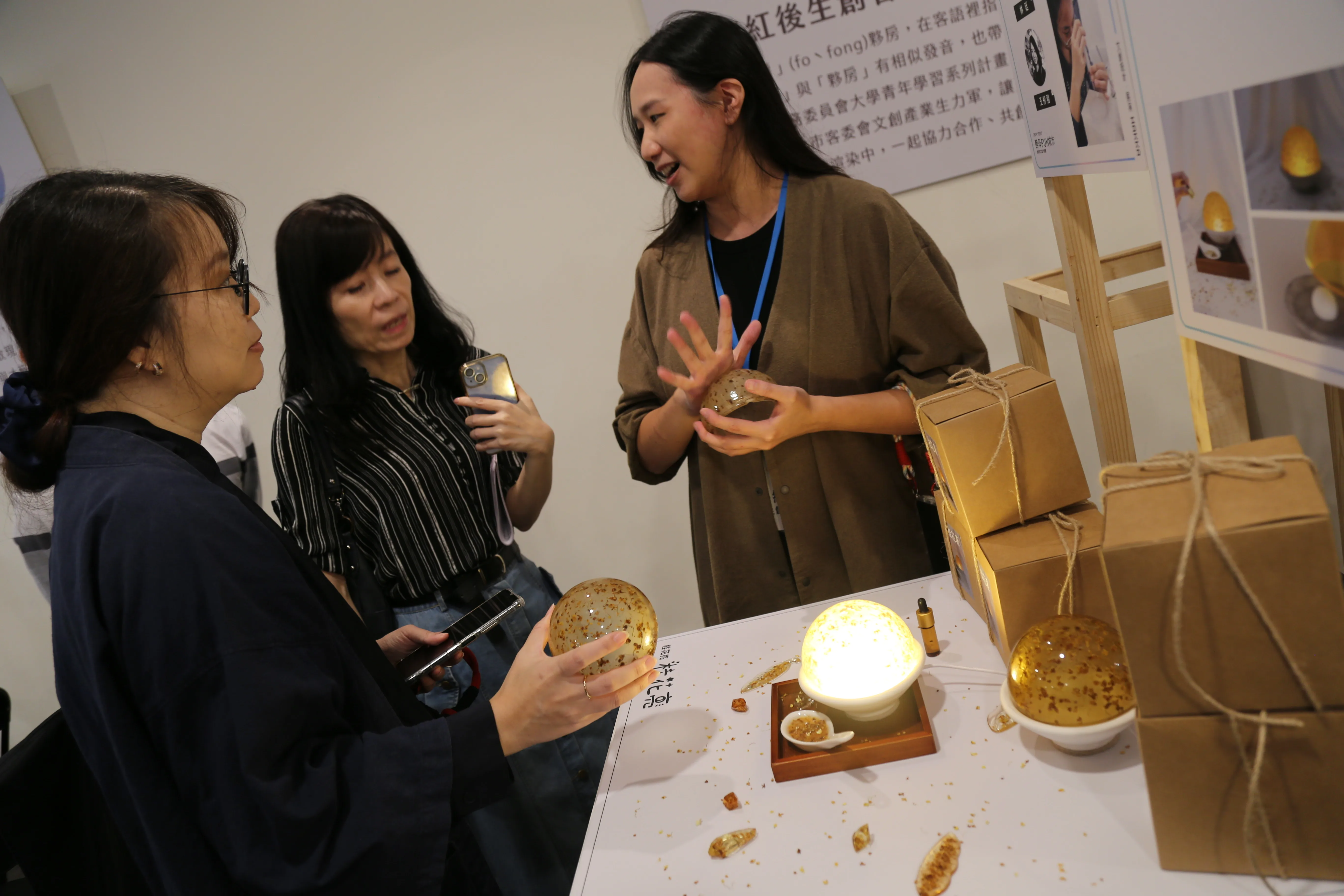 夥紅後生創客團隊由一群具有工藝、藍染、花藝、客家花帶編織技藝、桌遊設計等長才的後生人所組成。北市客委會提供