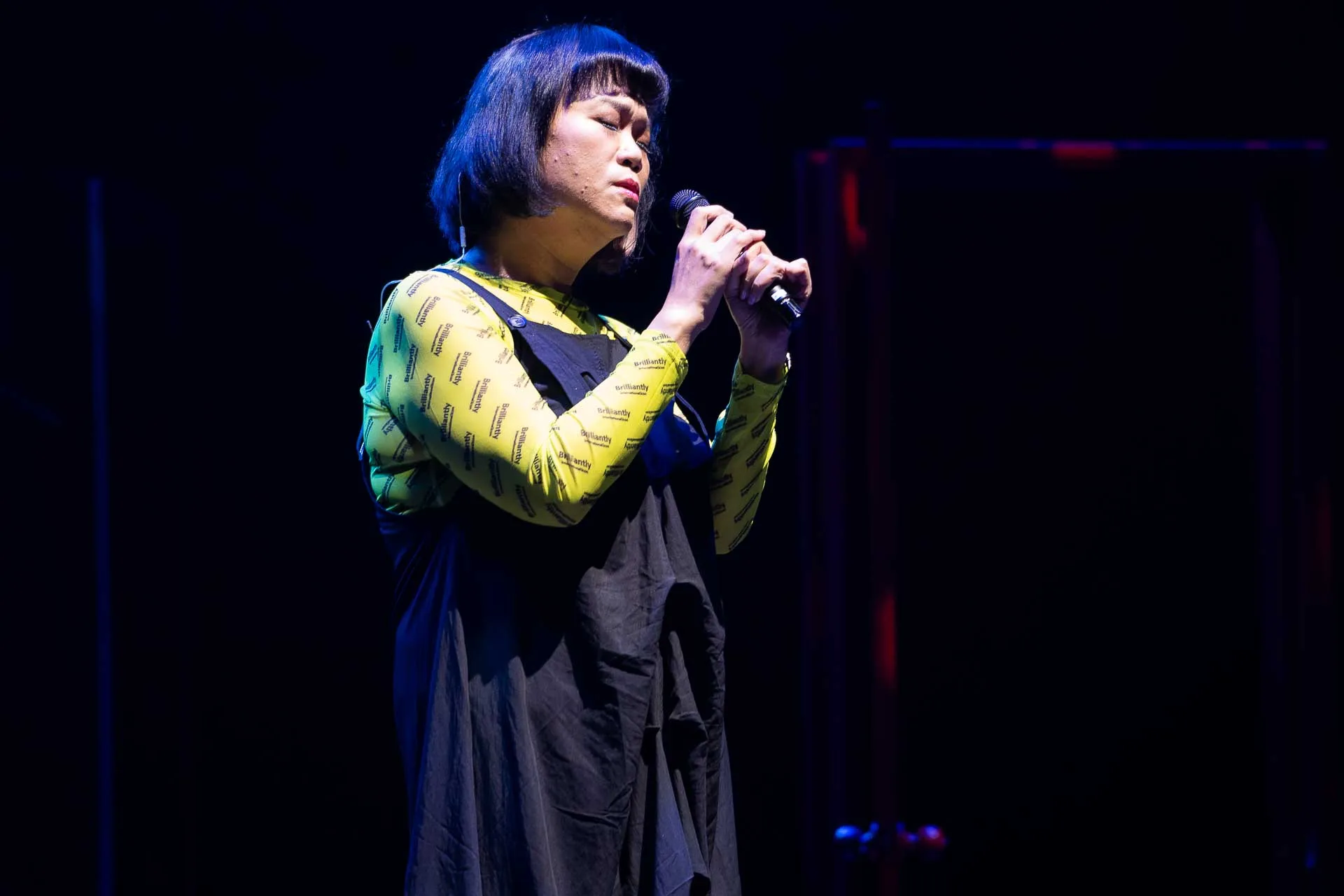 吉那演唱〈力〉、〈算係亻厓个地方〉。北市客委會提供