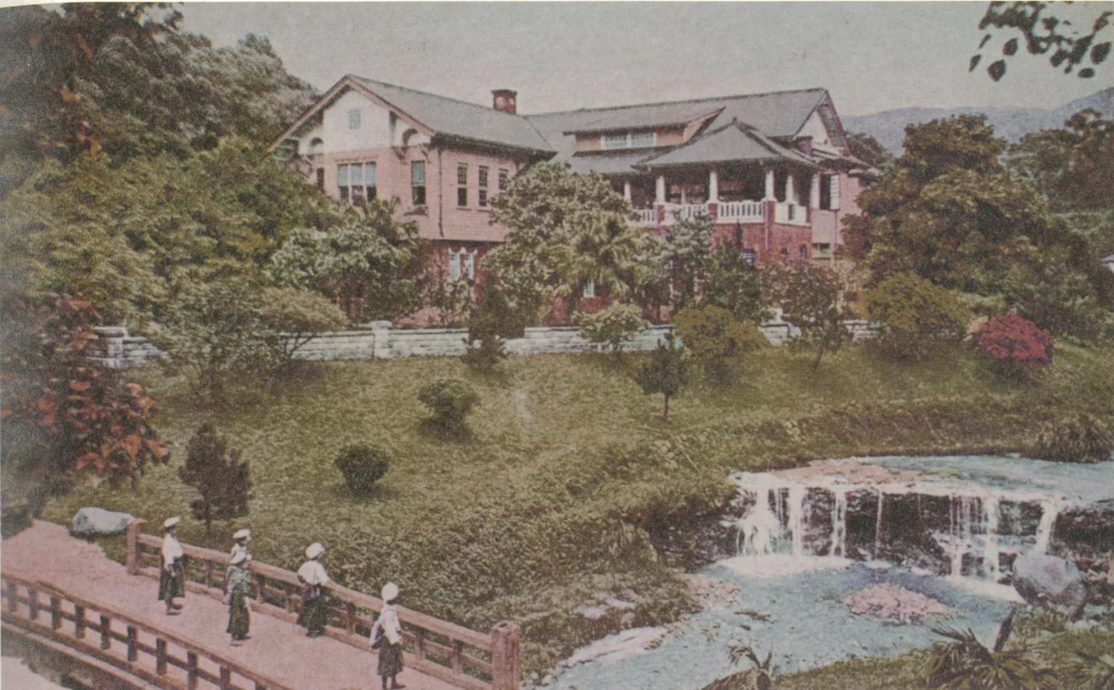 北投公共浴場為日治時期和洋折衷風格的雙層建築,是當時東亞最大的溫泉公共浴場。翻攝北投溫泉博物館