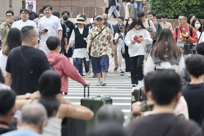 天氣明顯轉涼，路人都穿上長袖衣服。中央社