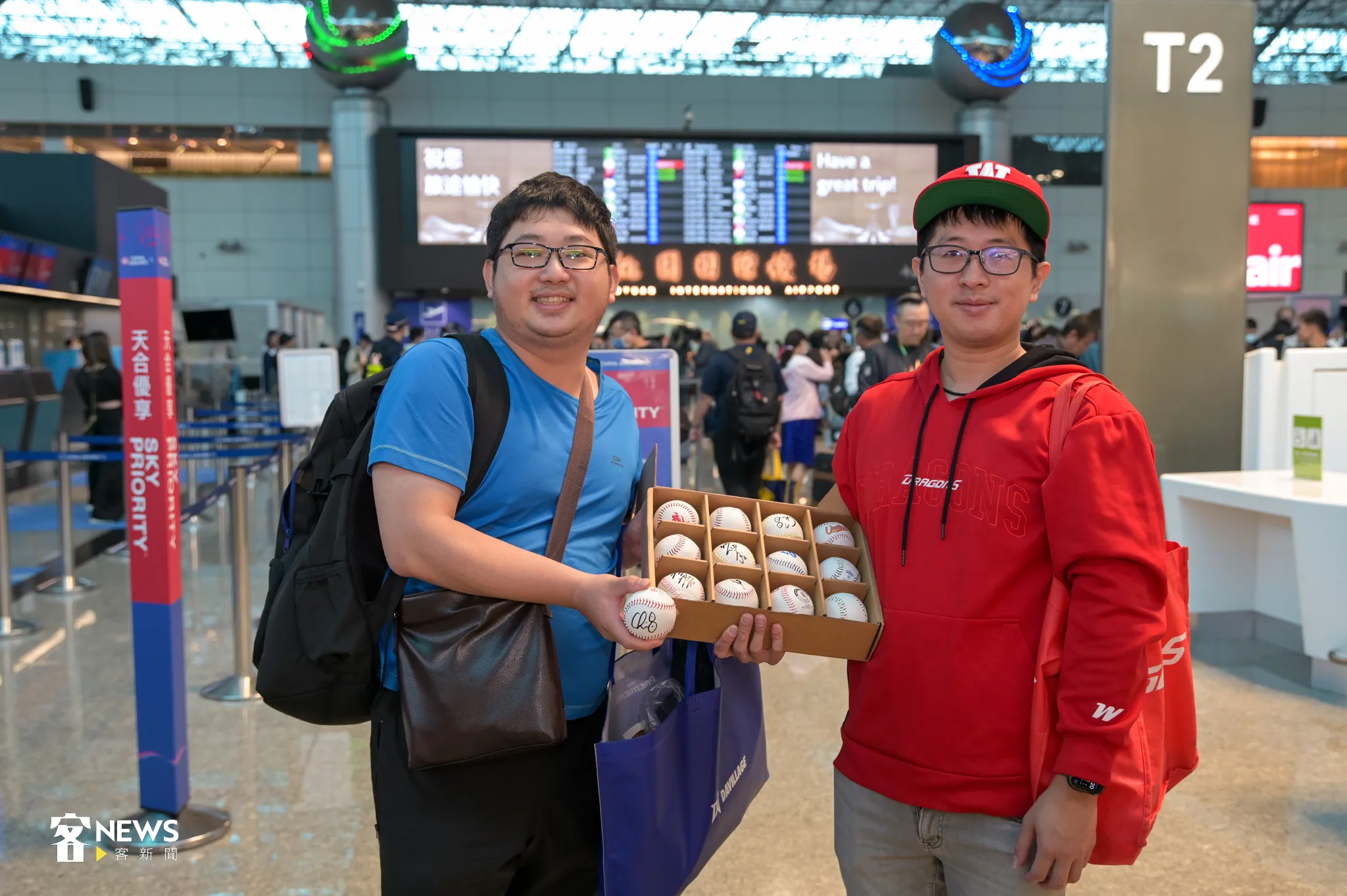 球迷一早赴桃園機場，帶著簽名球，歡送台灣球員前進日本。洪俊傑攝