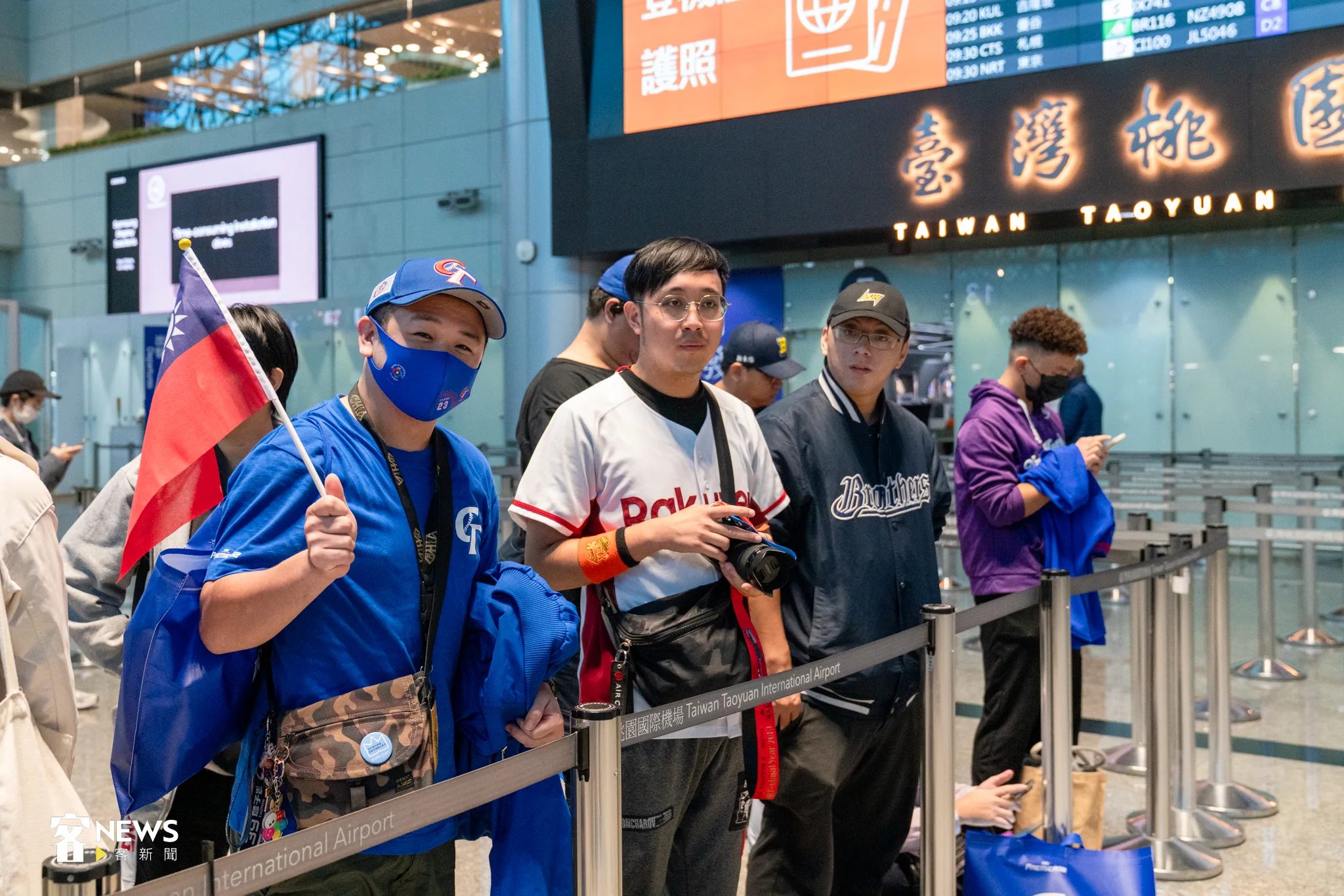 球迷一早赴桃園機場，帶著應援道具穿球衣，歡送台灣球員前進日本。宋佩遙攝