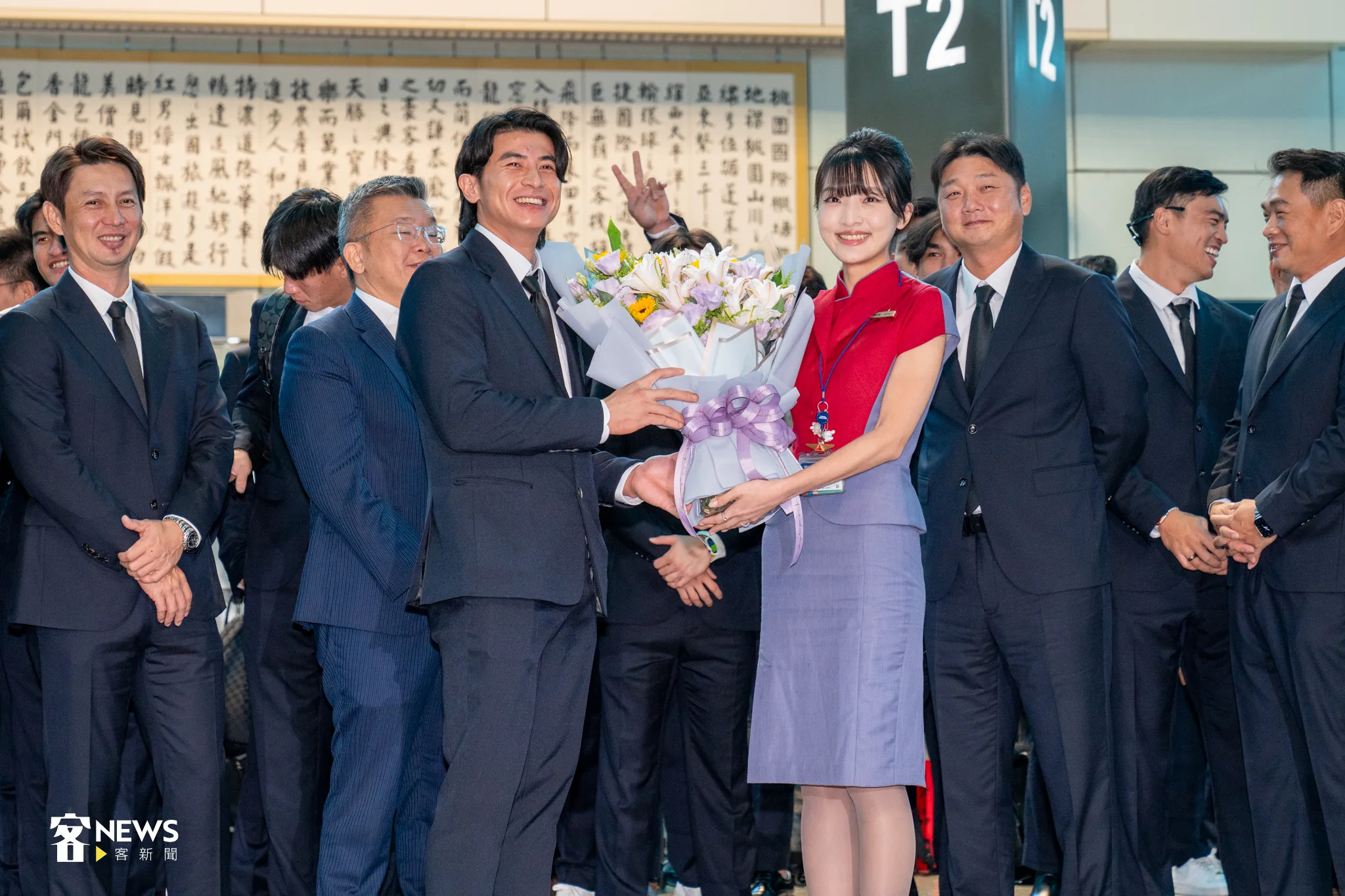 華航特別準備花束祝福選手，由隊長陳傑憲代表，大家全都露出開心的表情。宋佩遙攝