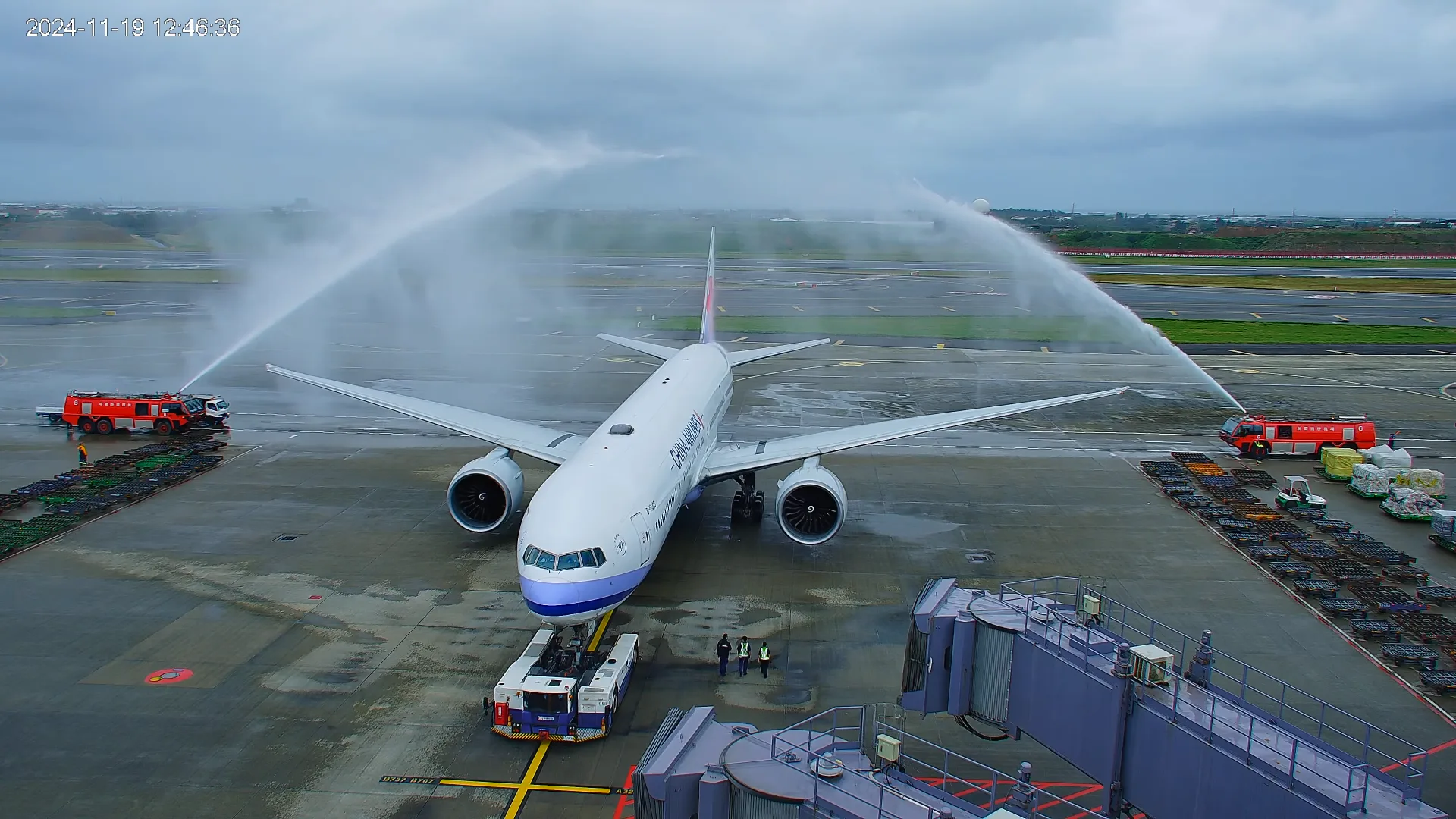 12強台灣隊今赴日本，桃機水門禮送機。翻攝桃機北跑道觀景台即時影像