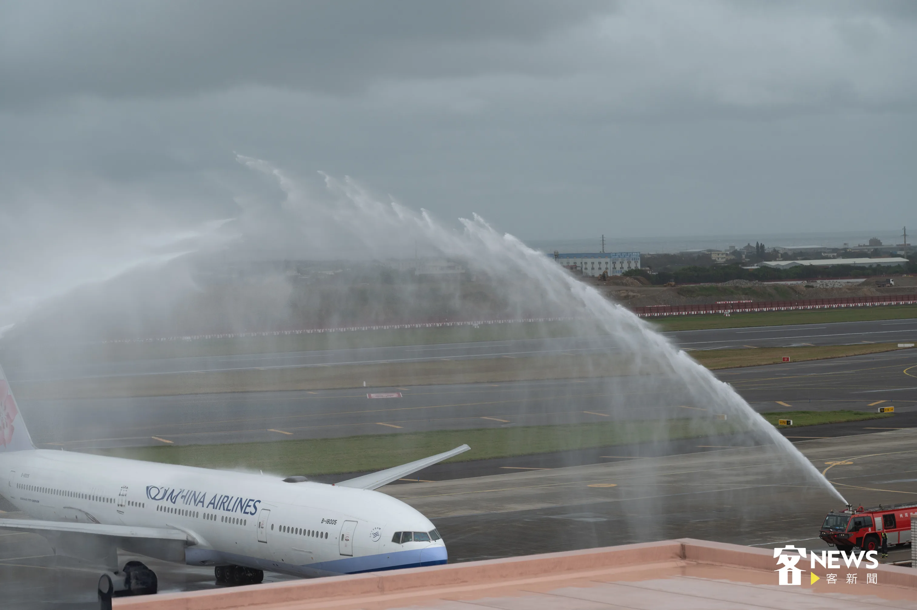 12強台灣隊今赴日本，桃機水門禮送機。洪俊傑攝