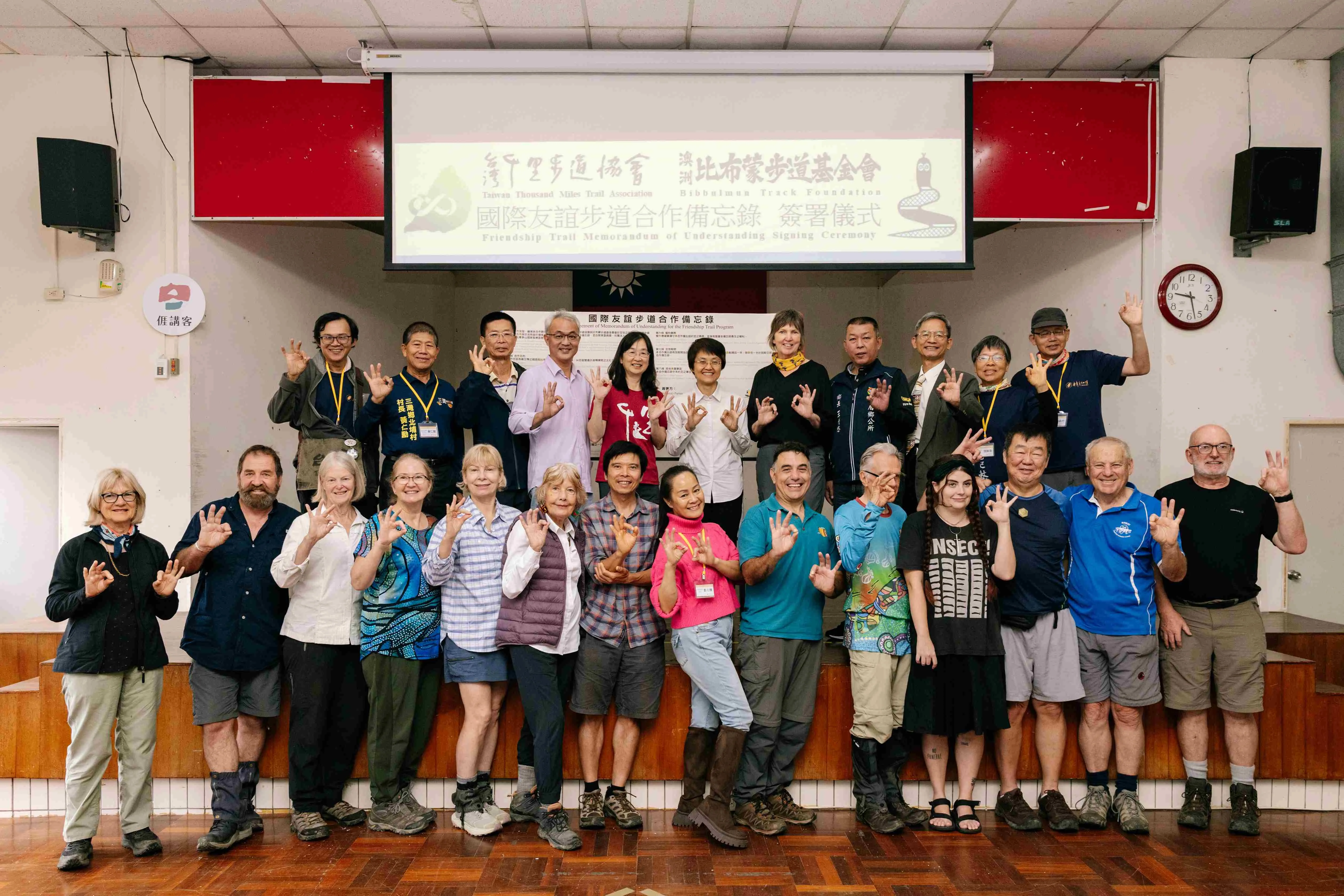 客委會主委古秀妃共同見證「樟之細路國家綠道與澳洲比布蒙步道」國際友誼步道合作。客家委員會提供