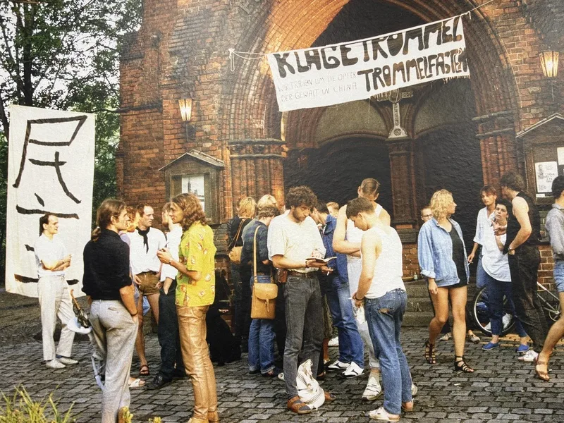 1989年6月底，東柏林撒瑪利亞教堂舉行悼念天安門事件活動，參與者在教堂外聚集，展示標語「控訴的鼓聲，我們為中國暴力的受害者哀悼」，並以中文「民主」表達對六四學運支持。中央社