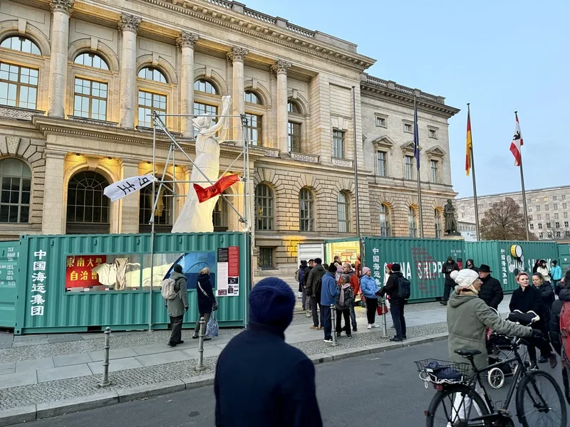 柏林圍牆倒塌35週年，德國以貨櫃形式巡迴展出紀念六四展覽「中國並不遙遠！」。中央社