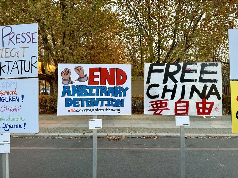 柏林紀念圍牆倒塌35週年，沿圍牆遺址展出上千幅由民眾繪製的紀念看板，六四學運領袖之一周鋒鎖在他的看板寫下「Free China 要自由」。中央社