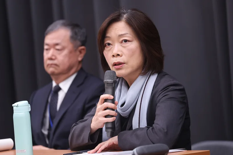 勞動部長何佩珊（右）19日在勞動部表示，勞動力發展署北基宜花金馬分署案，分署長謝宜容須負行政責任，調離原機關，降調為非主管職。中央社