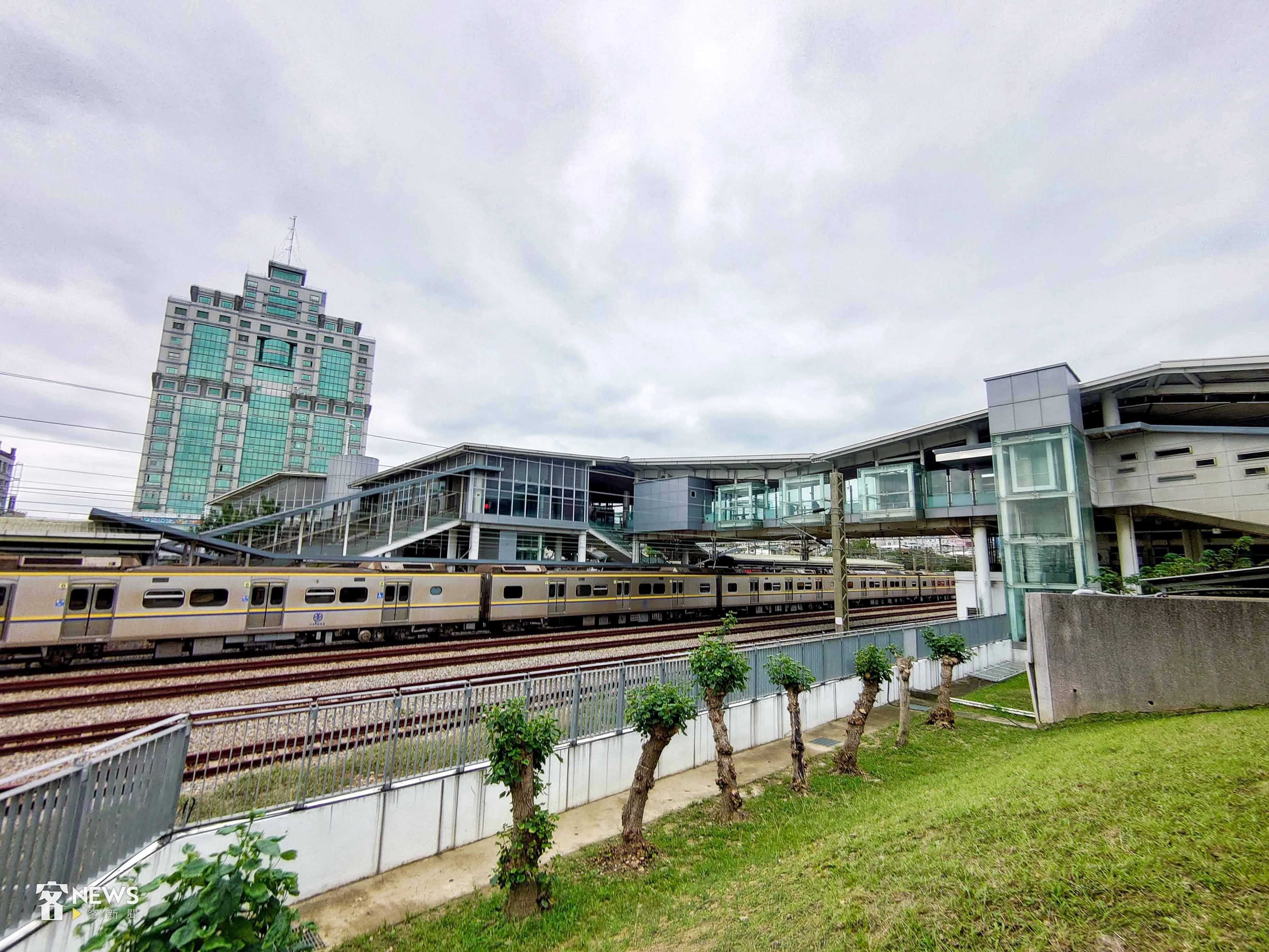 苗栗車站外型呈波浪起伏型,呼應苗栗山城的連綿綠意。李台源攝