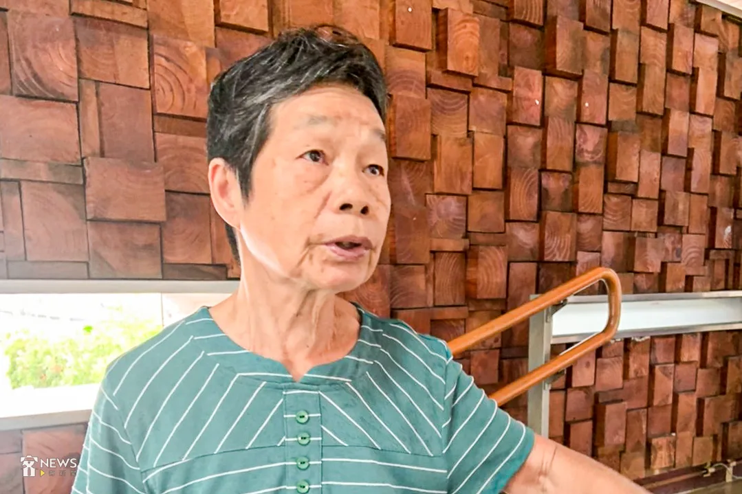 80歲的阿婆受訪表示,他把走樓梯當運動,一旁有電梯,並沒有不便。蔡依璇攝