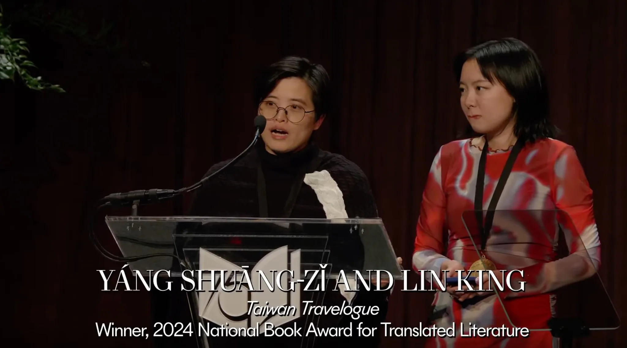 楊双子(左)於美國國家圖書獎致詞表示,書寫是為了回答,台灣人究竟是什麼人。右為譯者金翎。翻攝自第75屆美國國家圖書獎YouTube頻道