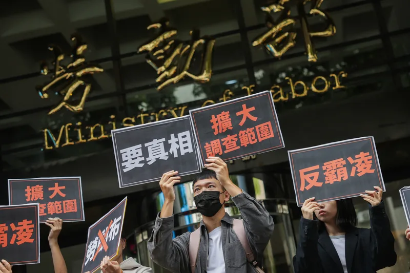 勞動部北分署公務員輕生案，時代力量黨主席王婉諭、東吳大學法律系教授胡博硯等人21日在勞動部前舉行「反霸凌、要真相」抗議。中央社