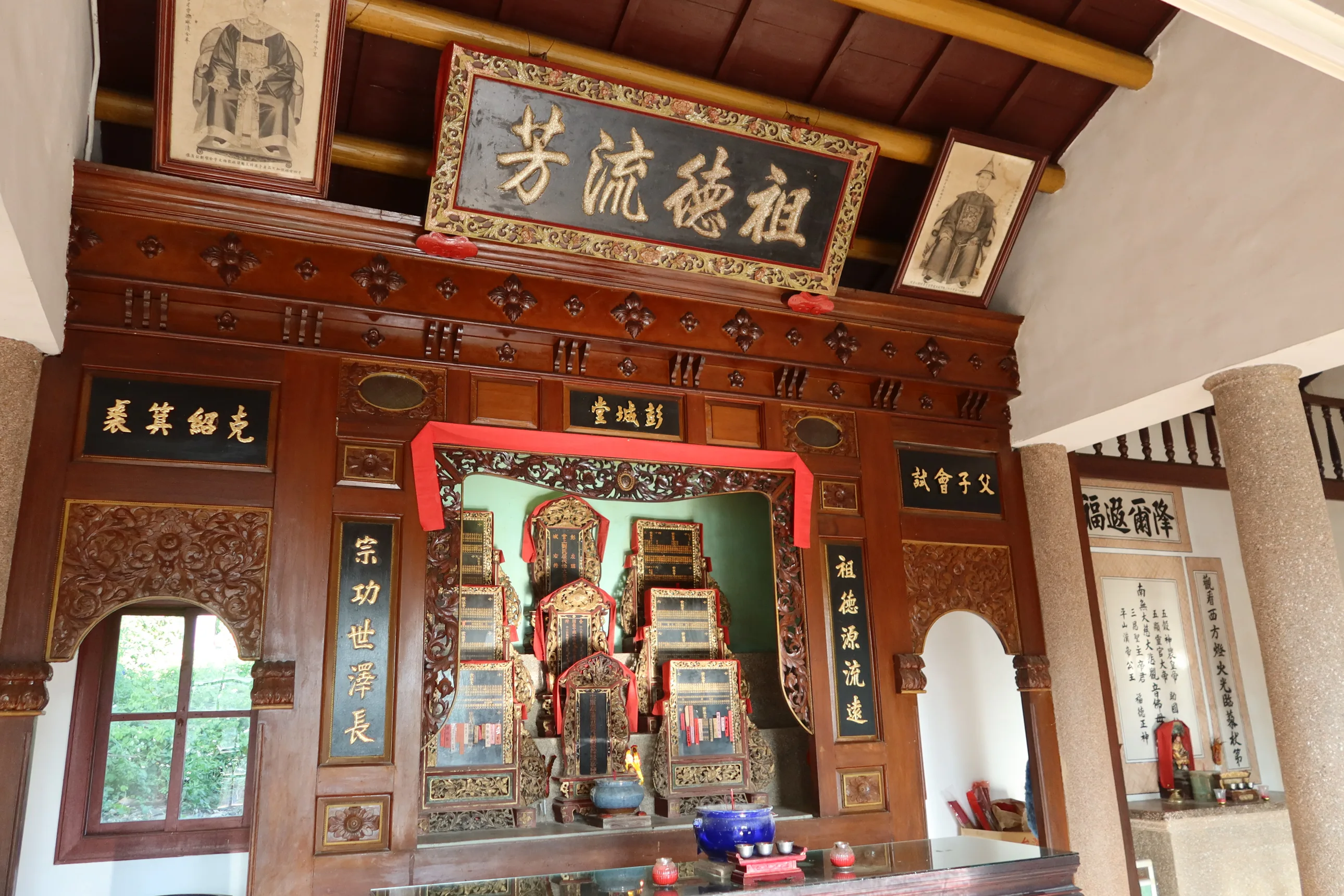 公館尖山雙舉人故居的祖先牌位，高掛劉獻廷、劉翰父子舉人畫像，並書「父子會試」、「克紹簊裘」，期勉子孫。何來美攝