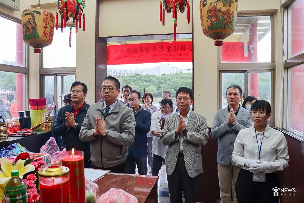聯合大學校長侯帝光向率領師生感謝三尊伯公庇佑。聯合大學提供