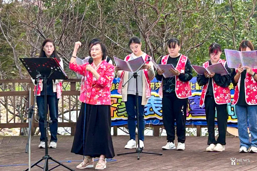 國立聯合大學助理教授葉昌玉（拿麥克風者）帶領學生們以朗讀讚頌伯公。聯合大學提供