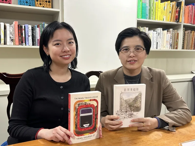 小說「台灣漫遊錄」作者楊双子(右)與英文版譯者金翎出席在紐約台北文化中心舉行的記者會。中央社