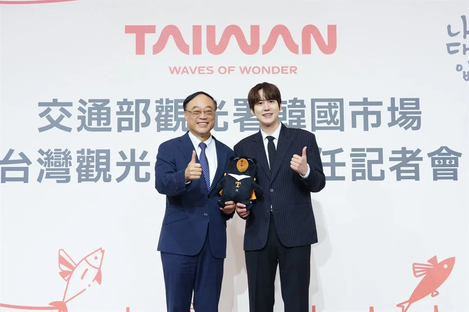 韓星圭賢也拿過可愛的喔熊頸枕。交通部觀光署提供（資料照）