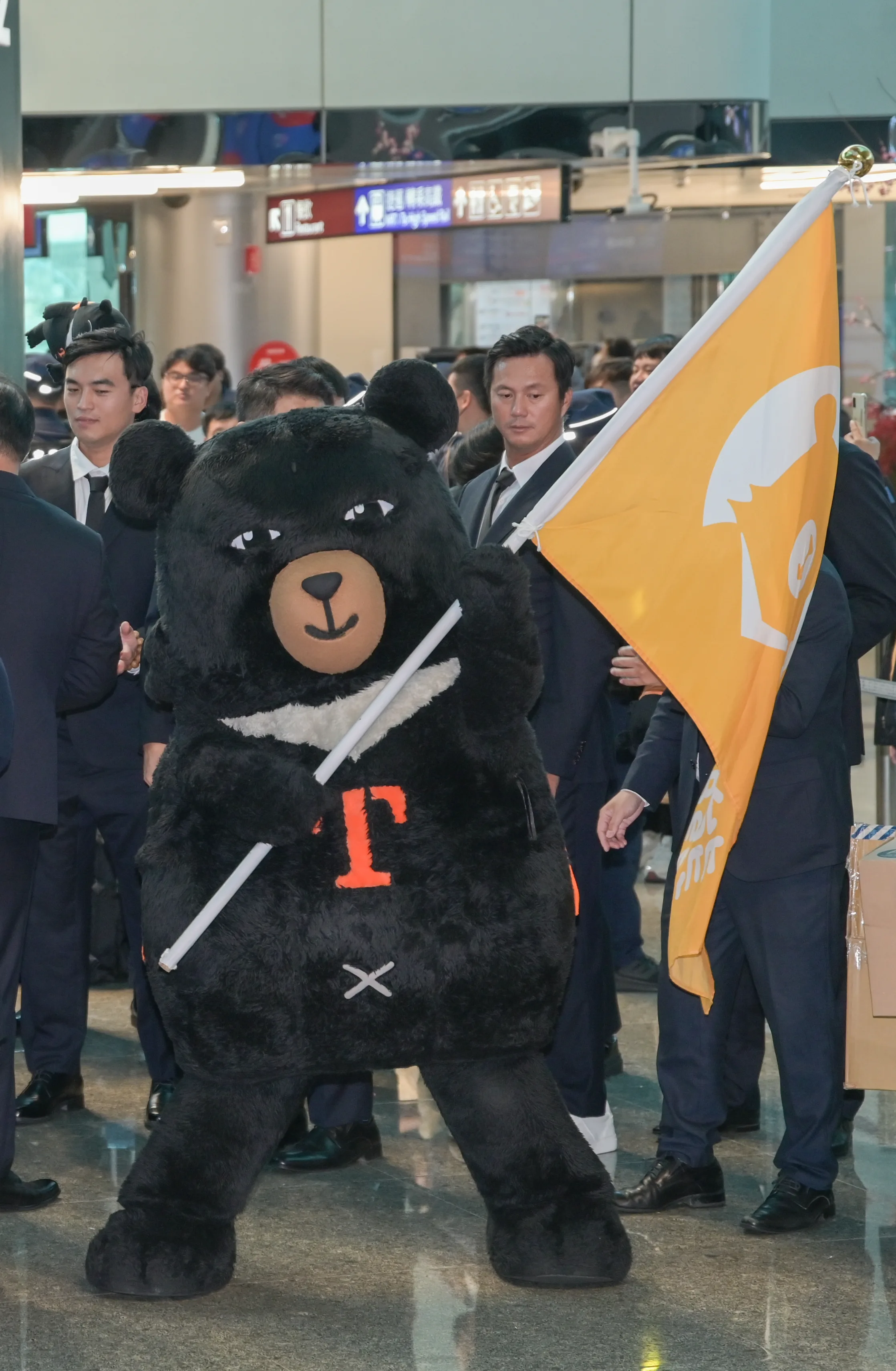 觀光署「台灣喔熊」20日於桃園機場，為世棒台灣隊送機。洪俊傑攝