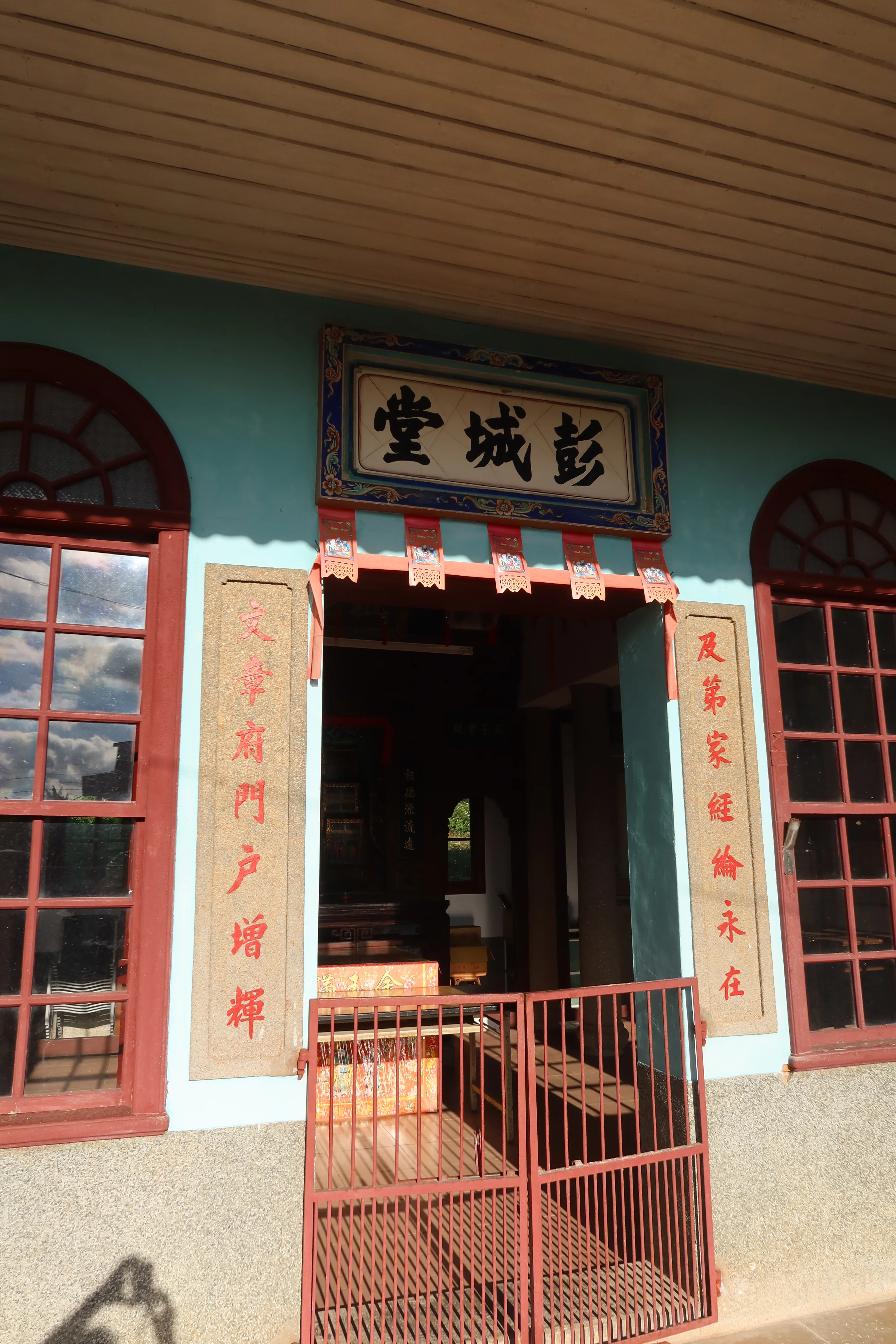 「及第家經綸永在，文章府門戶增輝」，公館尖山雙舉人故居的堂聯，彰顯劉家文風。何來美攝