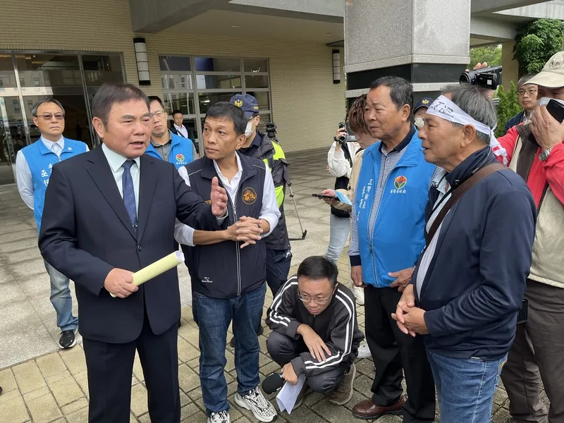 <br />業者在苗栗縣三灣鄉銅鏡村租地申設光電場,引發當地村民擔憂,21日赴縣議會陳情。中央社
