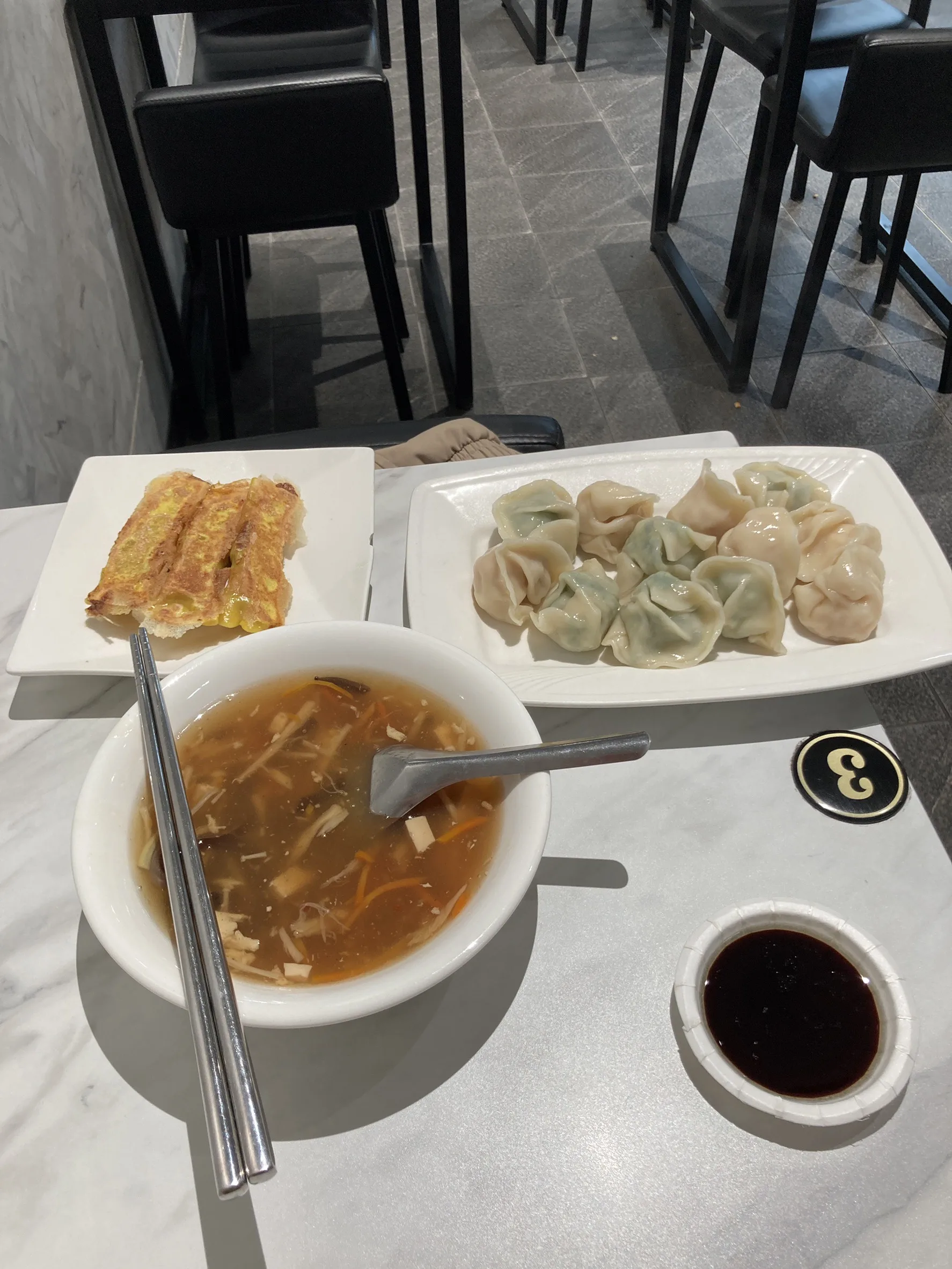 12科水餃、3個煎餃、小碗酸辣湯，共160元。花蓮