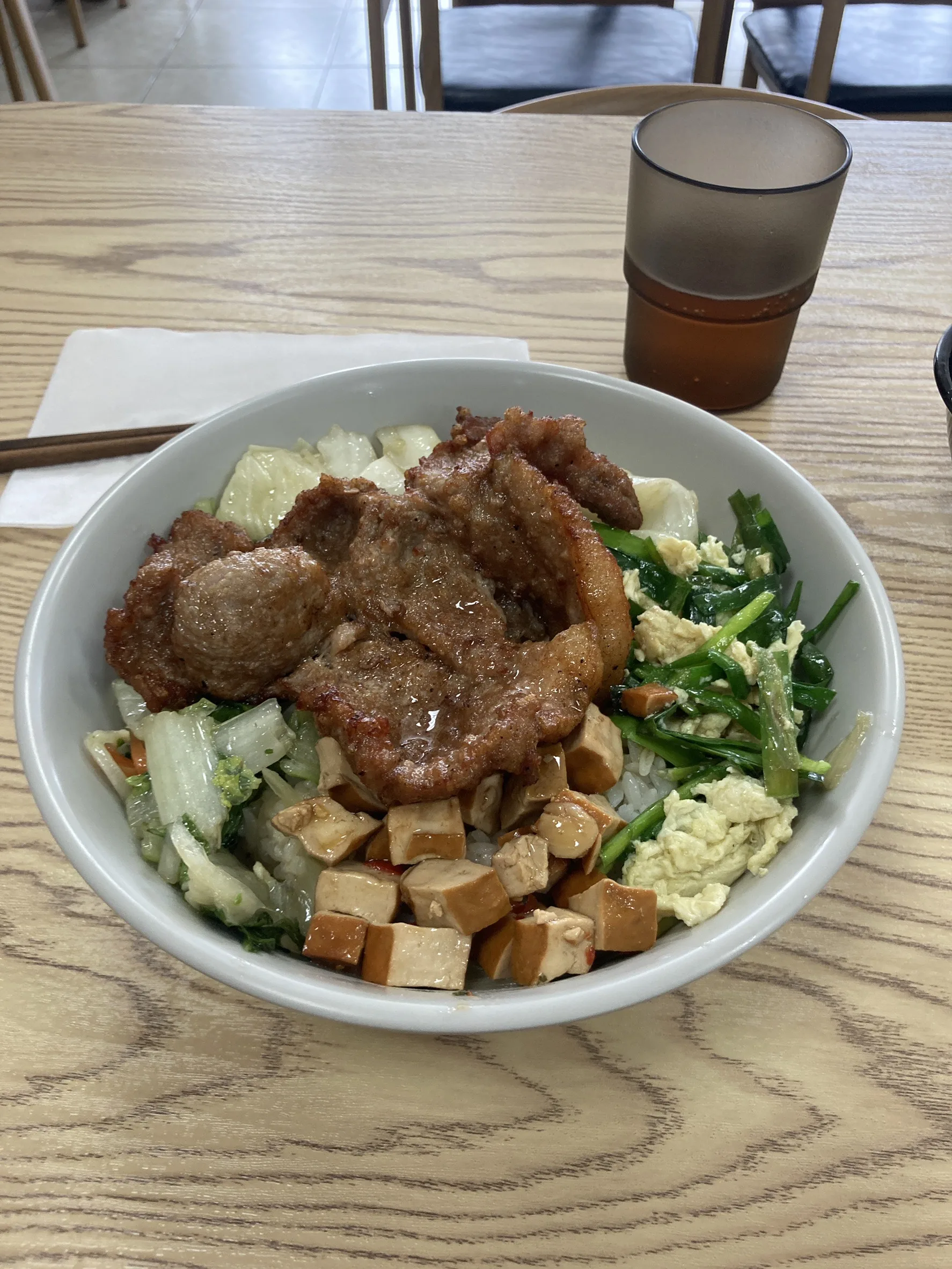大學生餐費餐餐破百元。