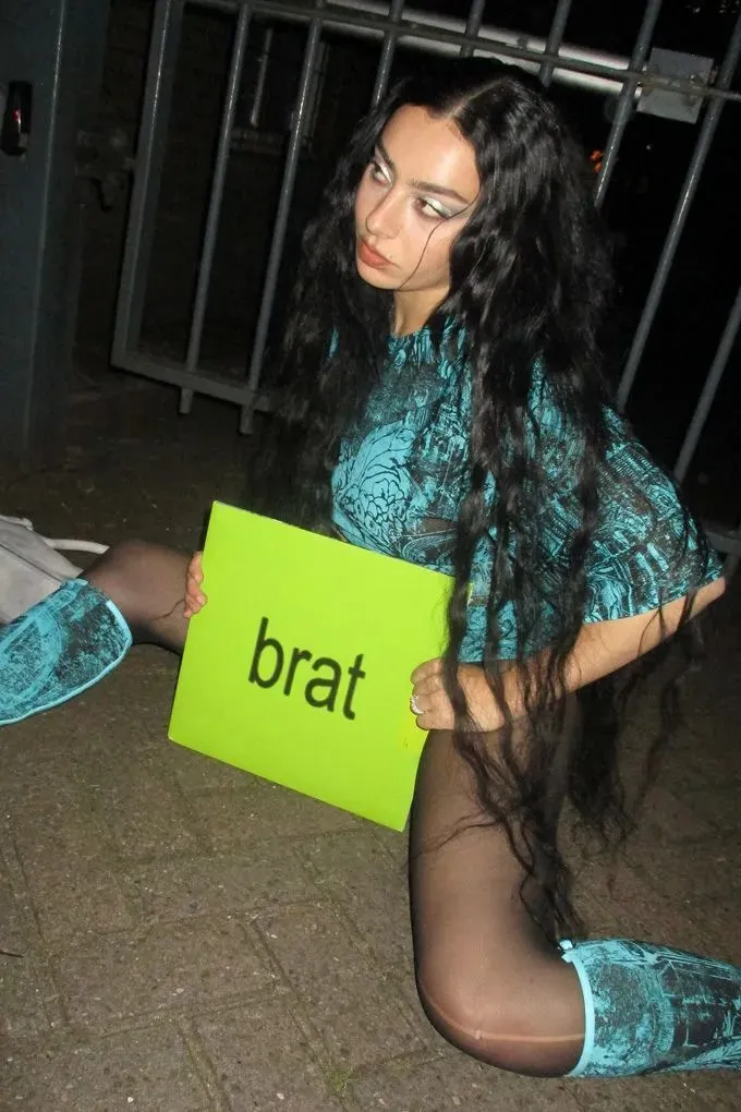 酷娃洽莉（Charli XCX）以「Brat」為名的專輯，讓這個字在今年夏天爆紅。翻攝自IG/Charli XCX