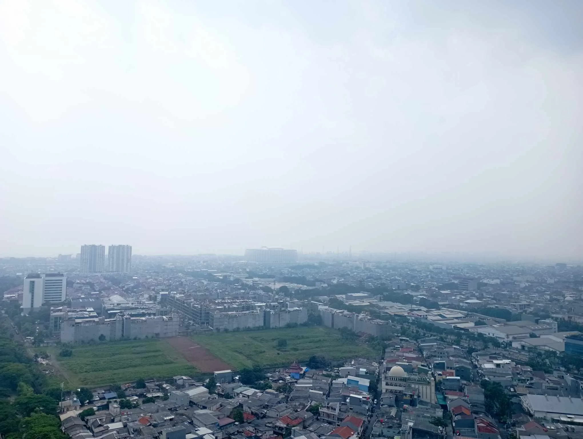 印尼雅加達空氣品質差。時常出現霧茫茫一片。讀者提供