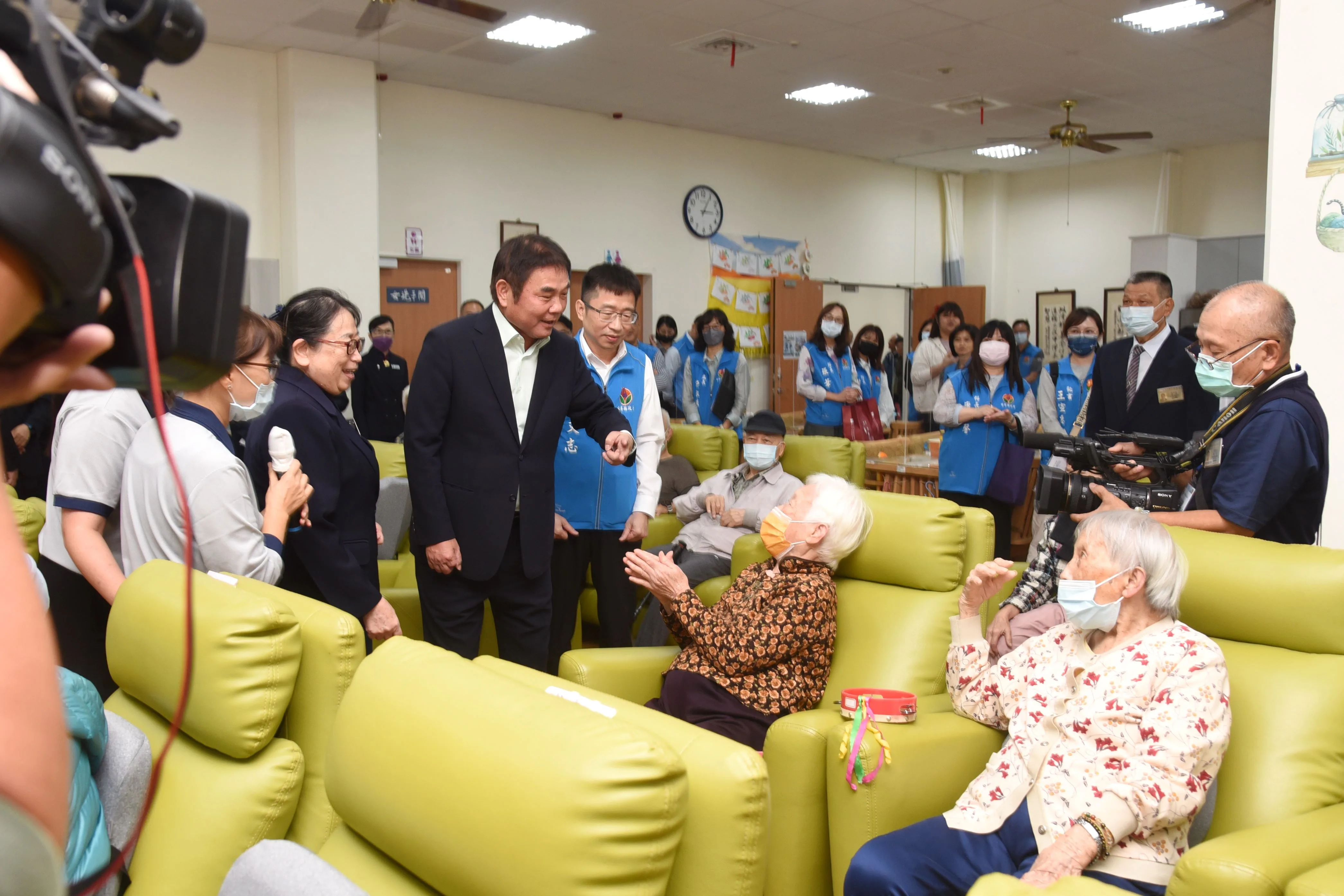 苗栗縣長鍾東錦在慈濟長照中心與長者閒話家常。