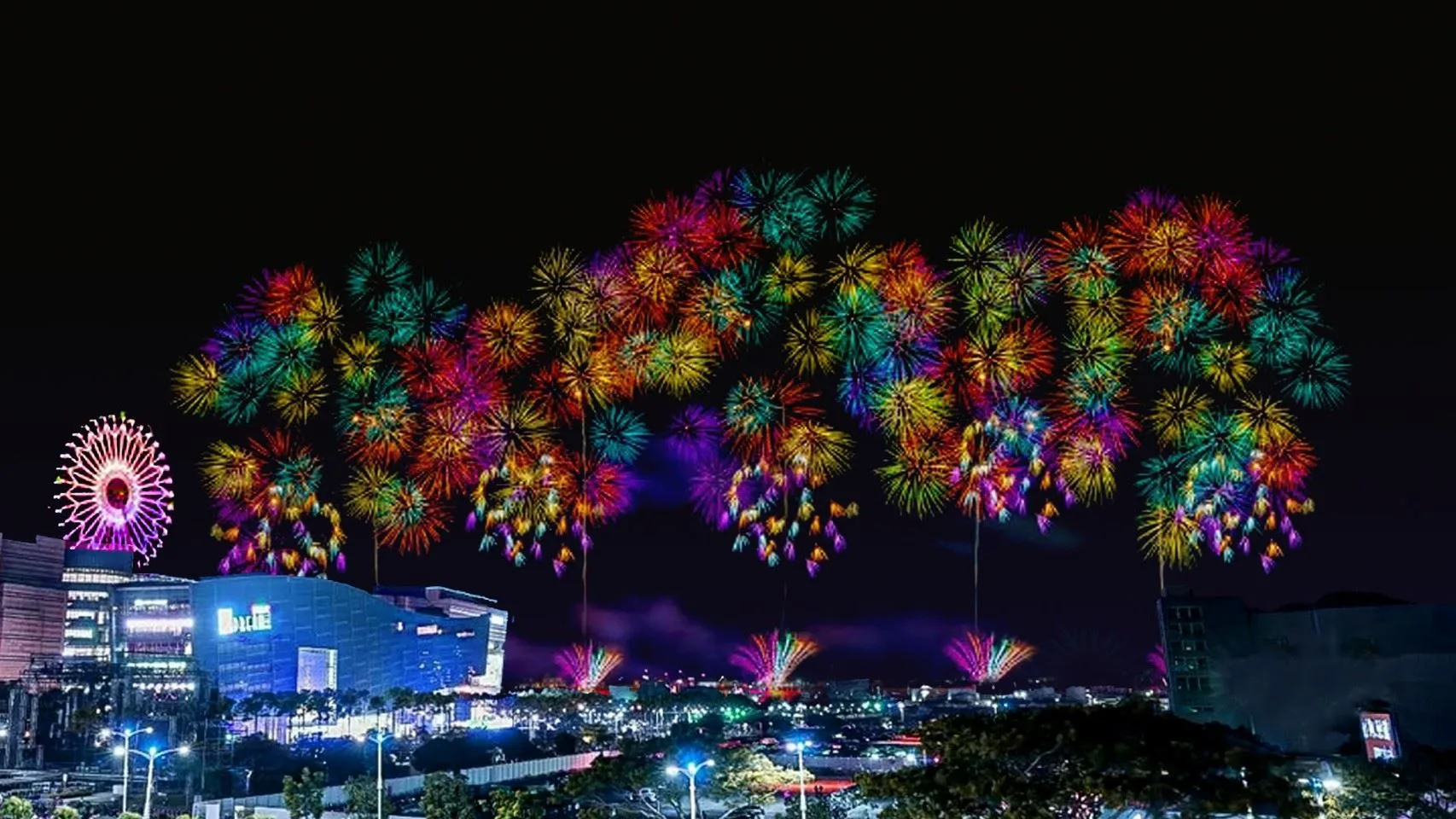 港都夜空將綻放超萌的愛心、笑臉造型花火。高雄市政府提供