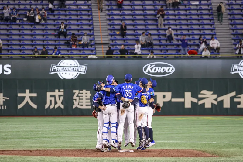 12強複賽台灣8比2擊敗美國，是成棒層級睽違21年再擊退美國，台灣球員賽後在場中慶祝勝利。中央社