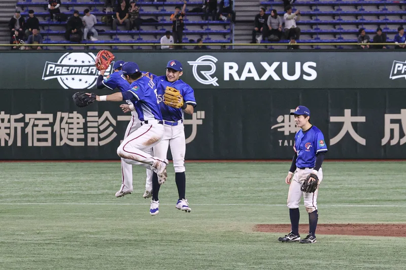 12強複賽台灣8比2擊敗美國，成功奪下複賽首勝，台灣隊岳東華（右2）、潘傑楷（前左）等人賽後在場中興奮歡慶。中央社