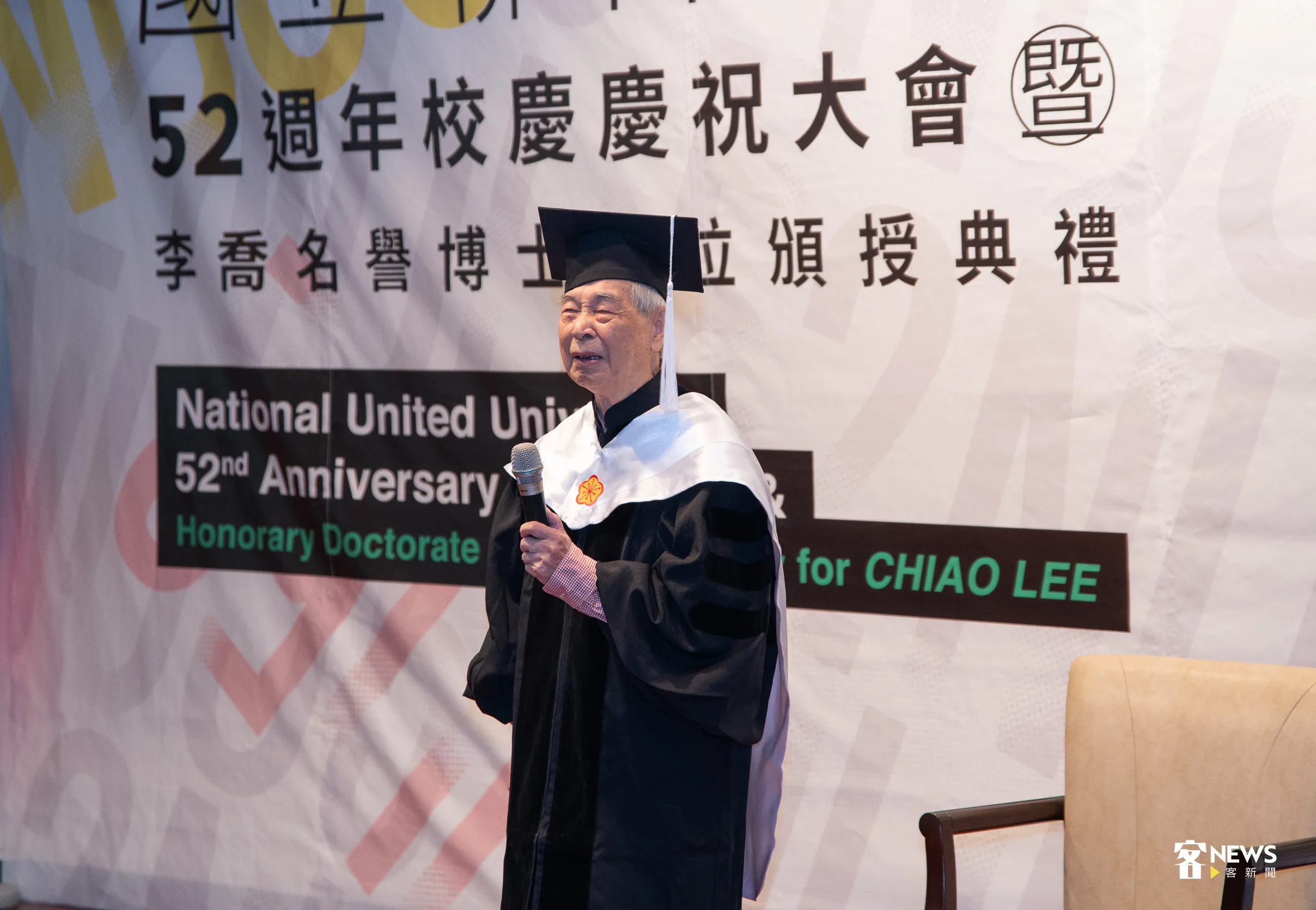 文學家李喬上台分享生命故事及勉勵在場莘莘學子。洪俊傑攝
