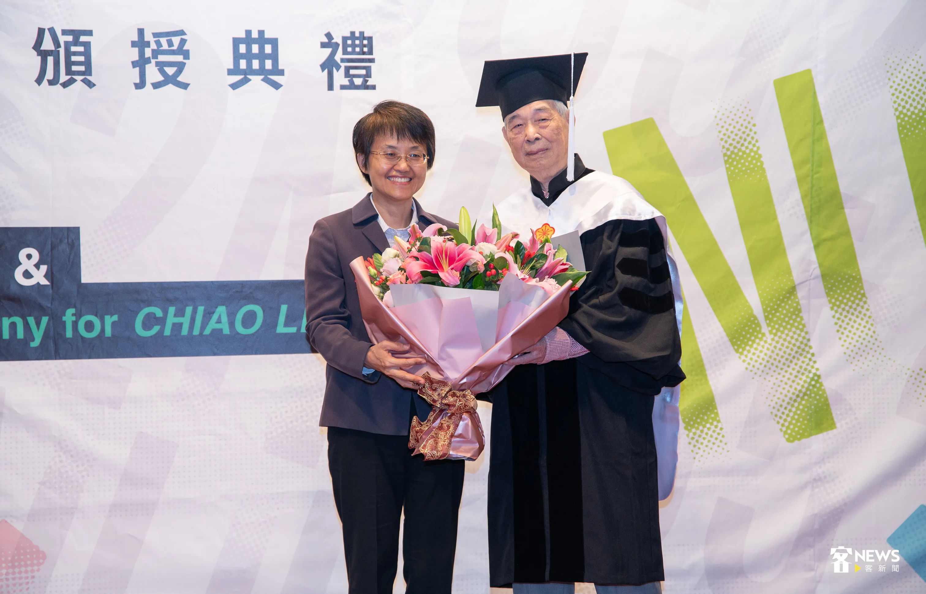客委會主委古秀妃(左)送上花束予以祝福。洪俊傑攝
