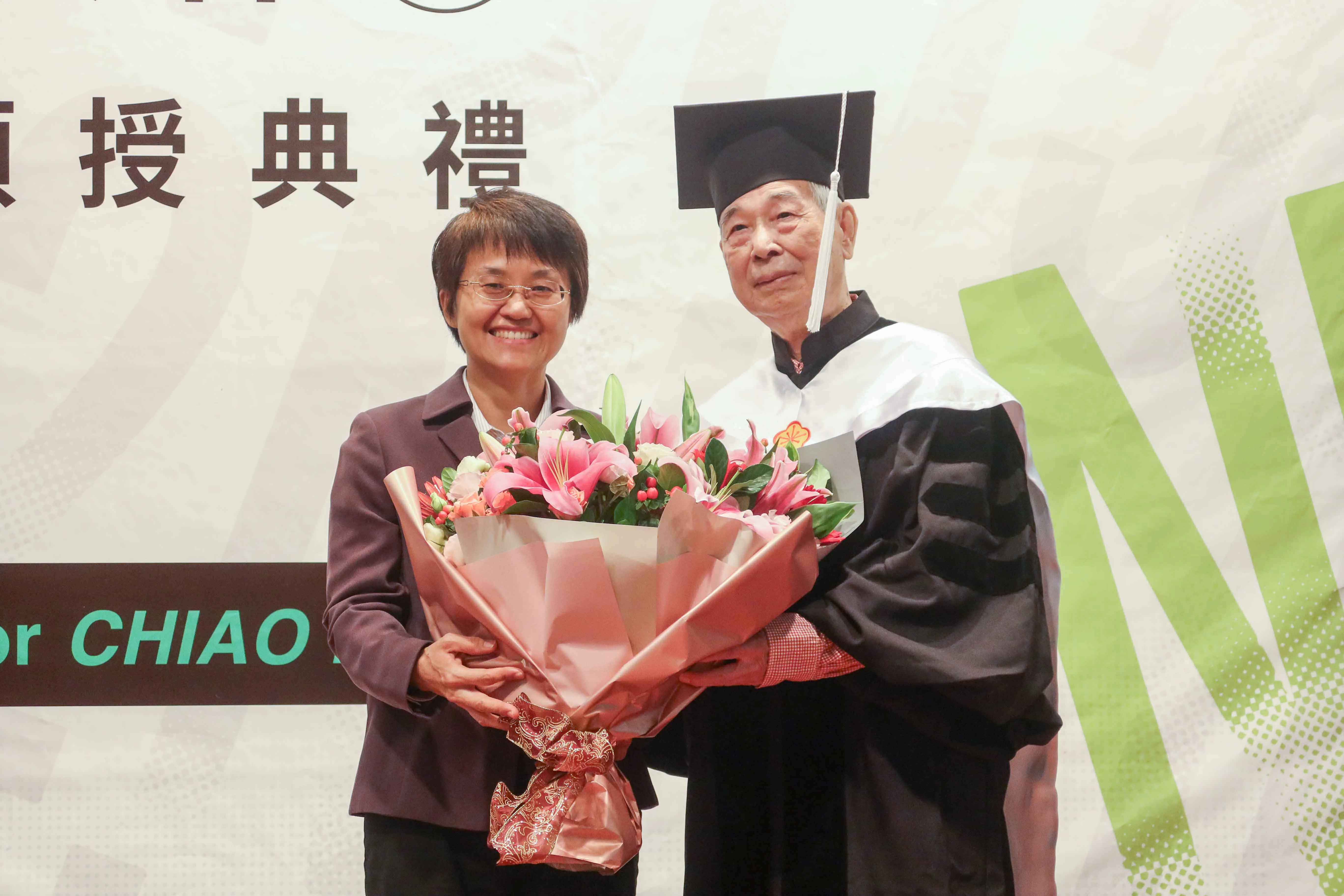 客家委員會主委古秀妃向李喬獻花,恭賀獲名譽博士學位。何來美攝